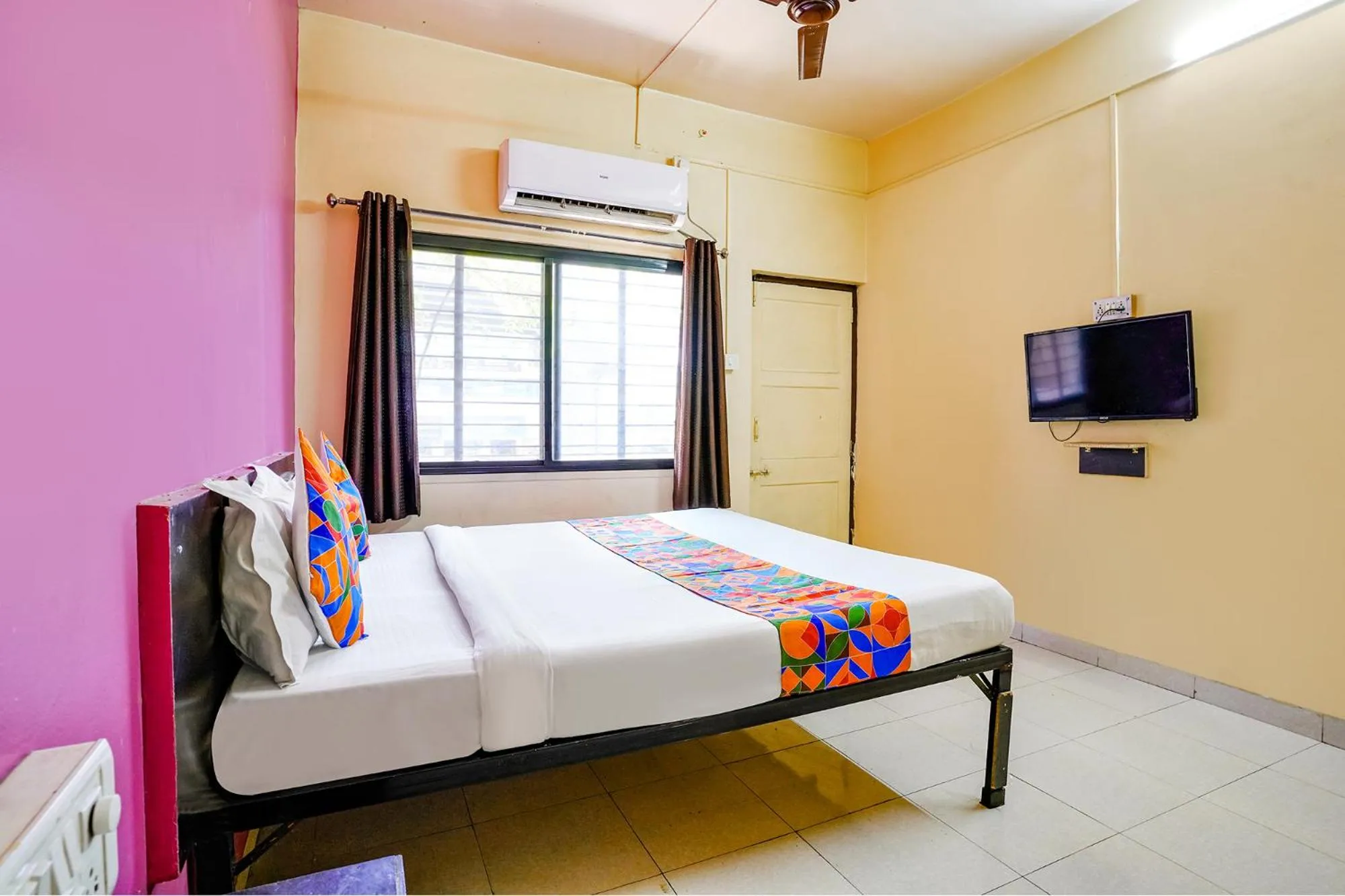 Communal lounge/ TV room, Bed in Via Ravikiran
