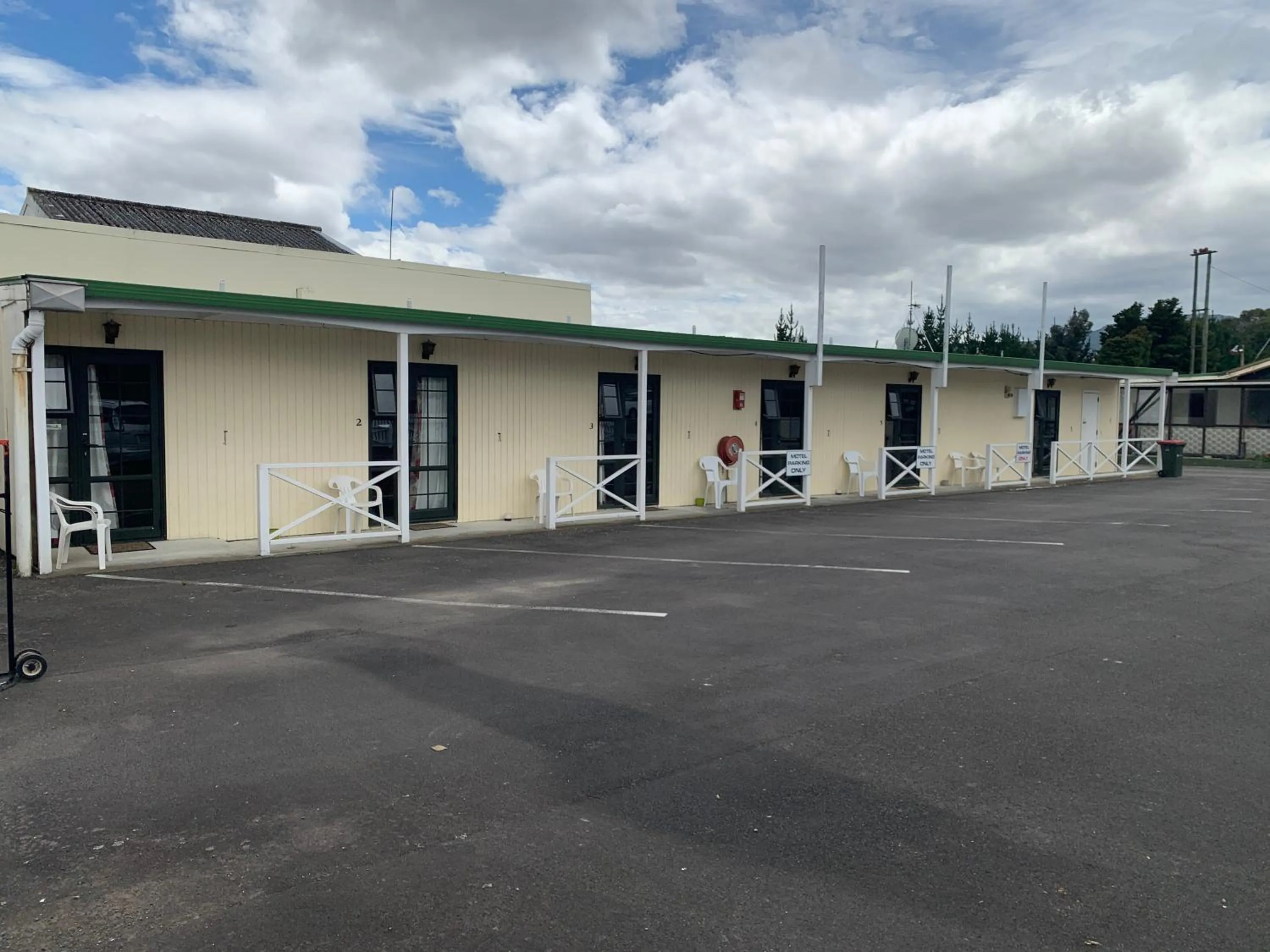 Property building in New Central Hotel Woodville