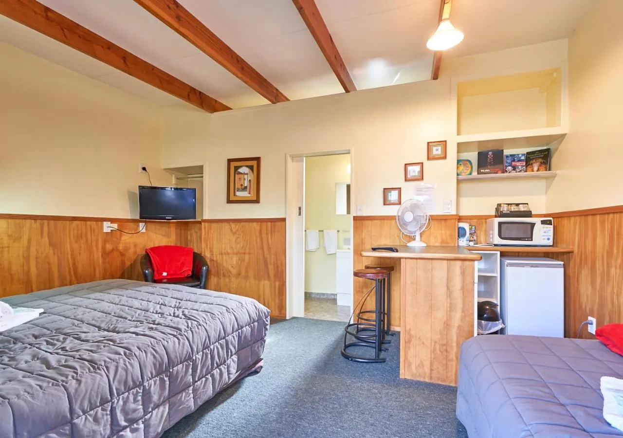 Photo of the whole room, Bed in New Central Hotel Woodville