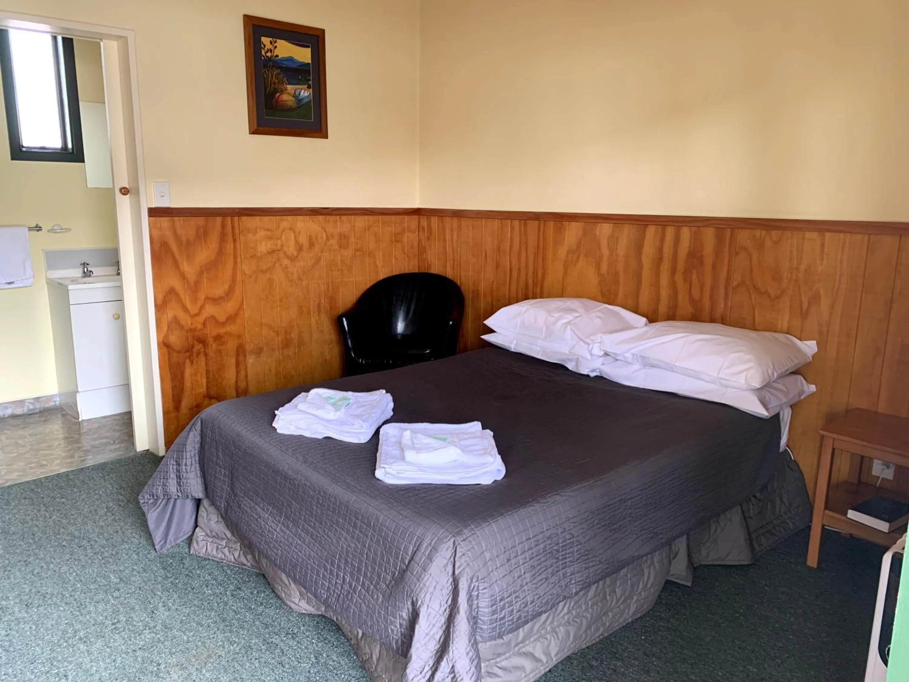 Photo of the whole room, Bed in New Central Hotel Woodville