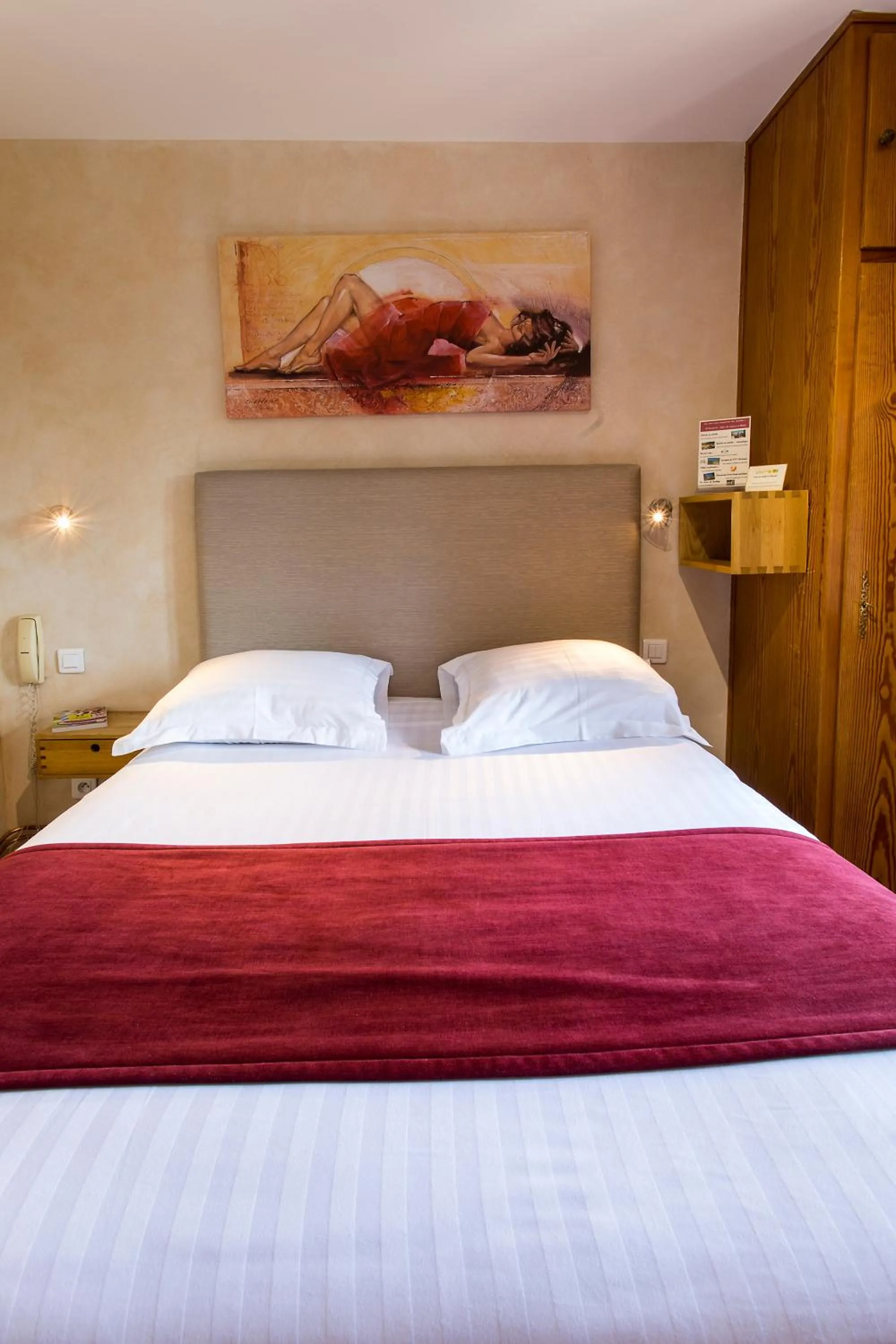 Bedroom, Bed in Le Bouton d'Or