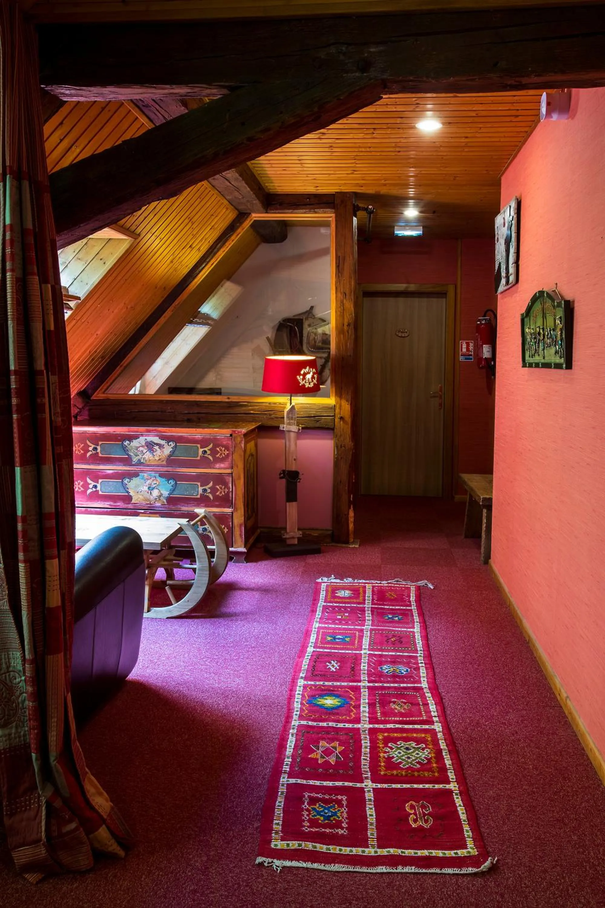 Seating area, Bed in Le Bouton d'Or