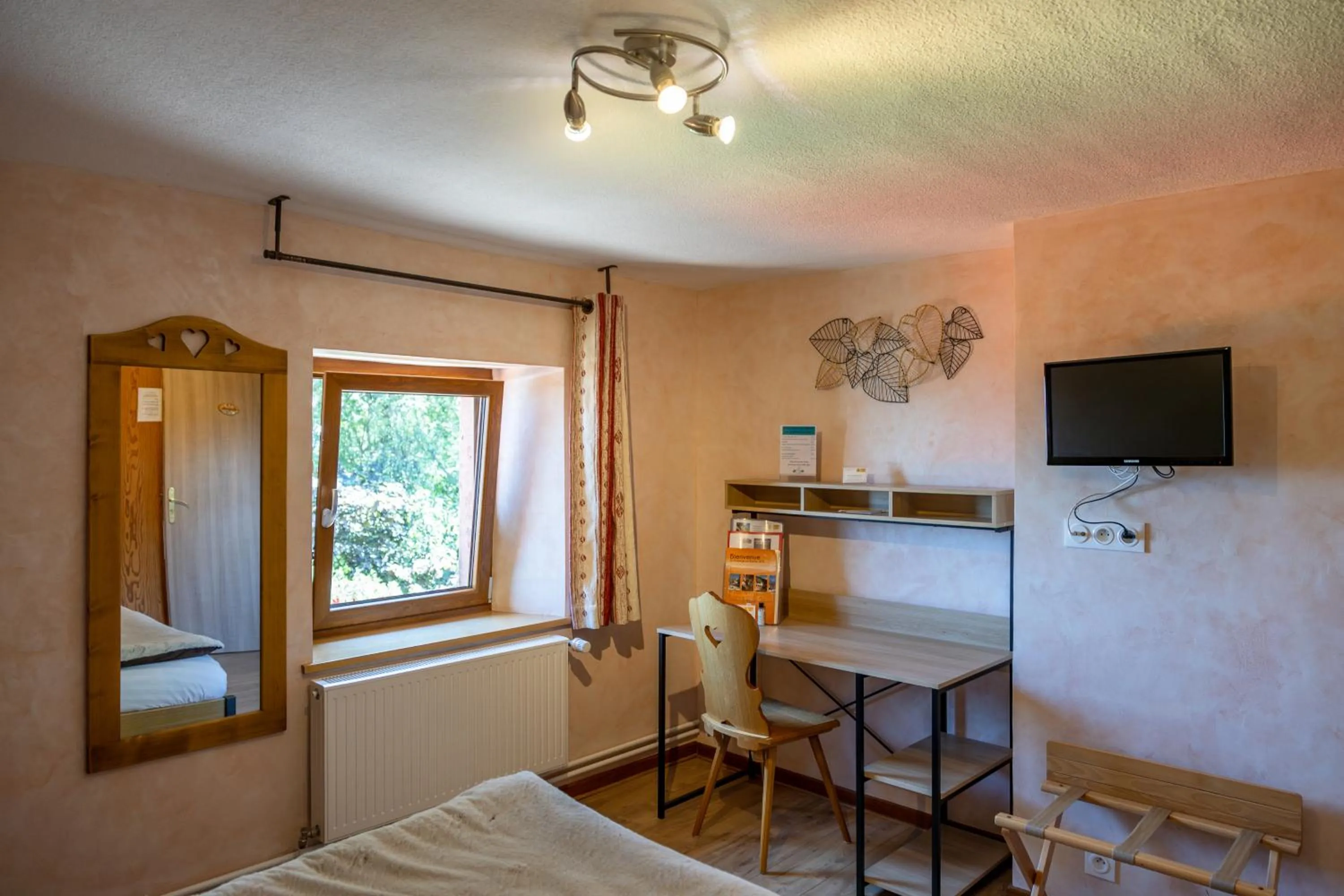 Bedroom, Bed in Le Bouton d'Or