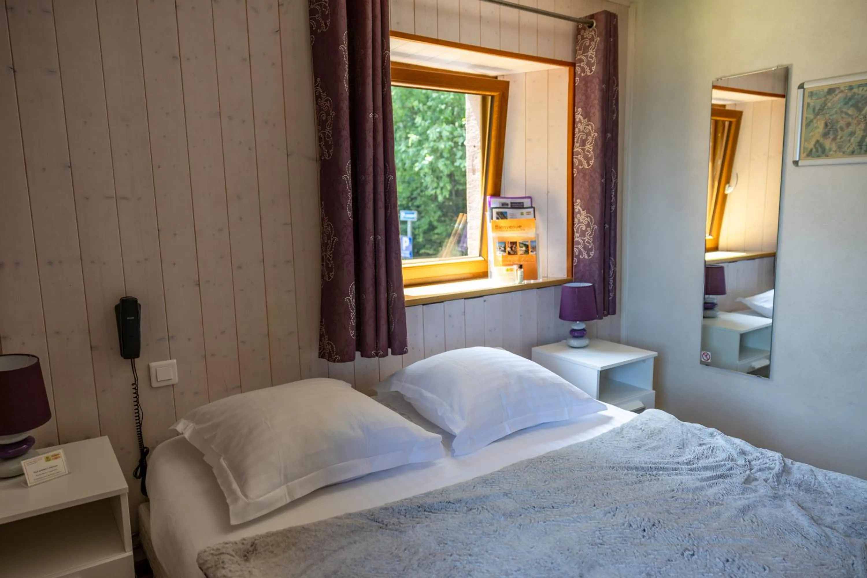 Bedroom, Bed in Le Bouton d'Or