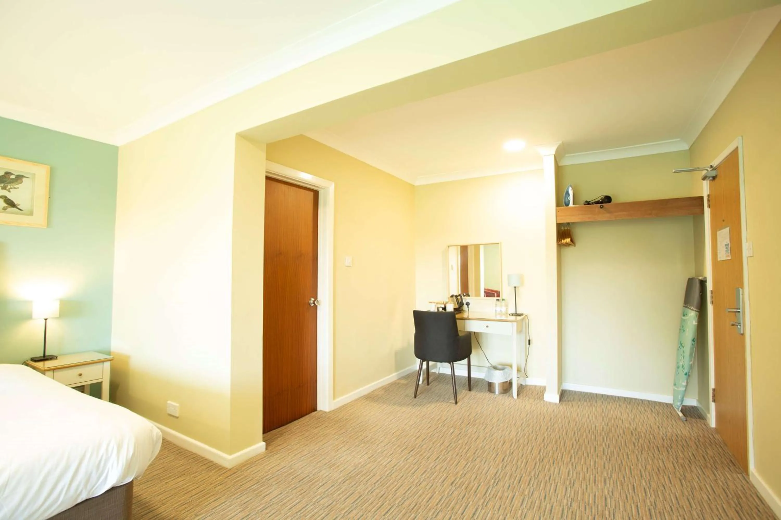 Photo of the whole room, Bed in The Bridge House; BW Signature Collection