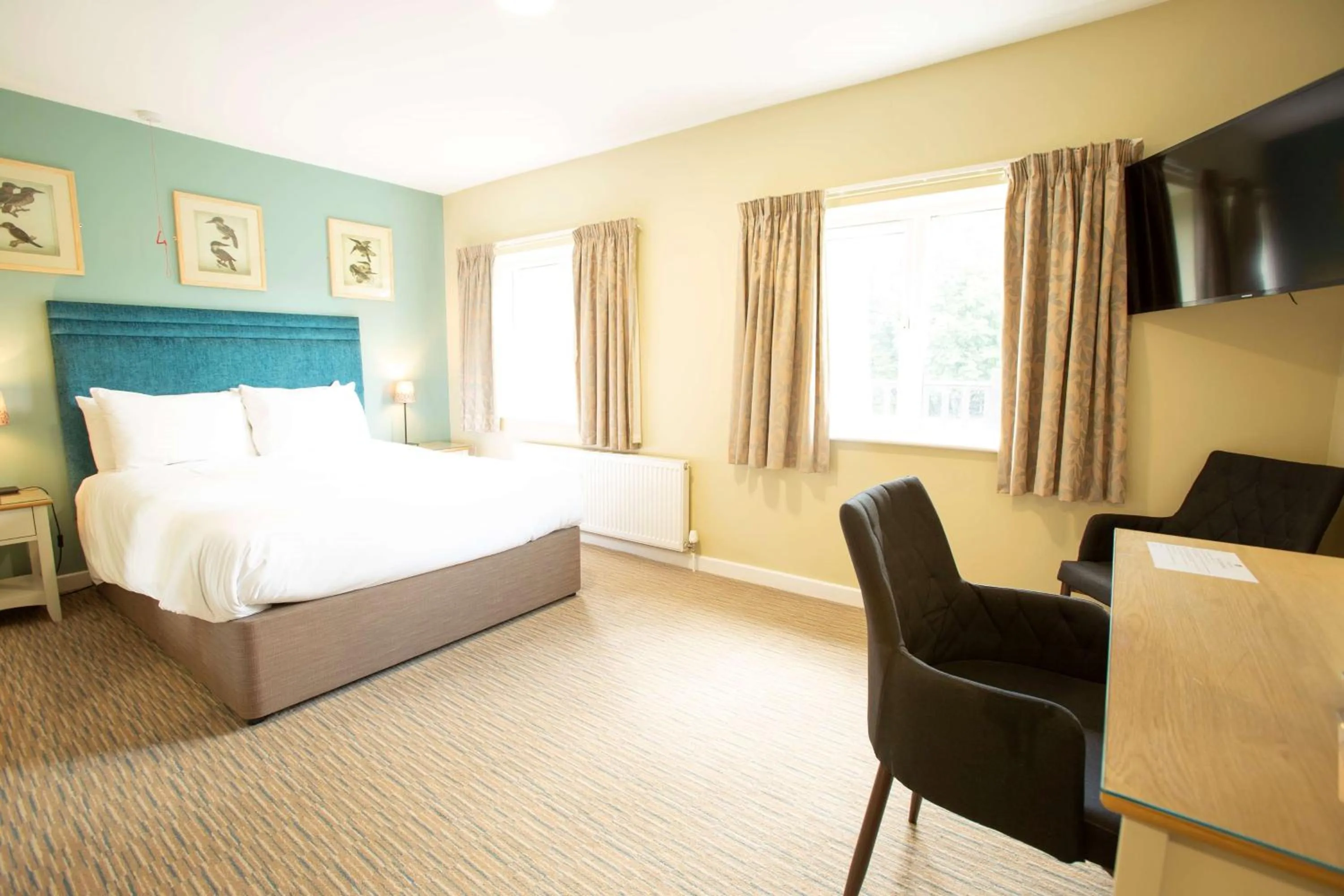 Photo of the whole room, Bed in The Bridge House; BW Signature Collection