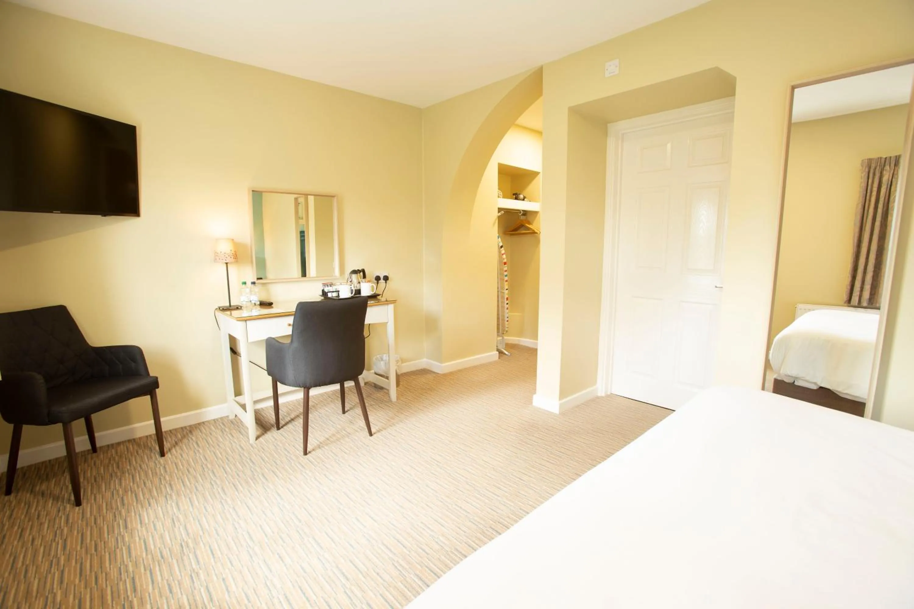 TV and multimedia, Bed in The Bridge House; BW Signature Collection