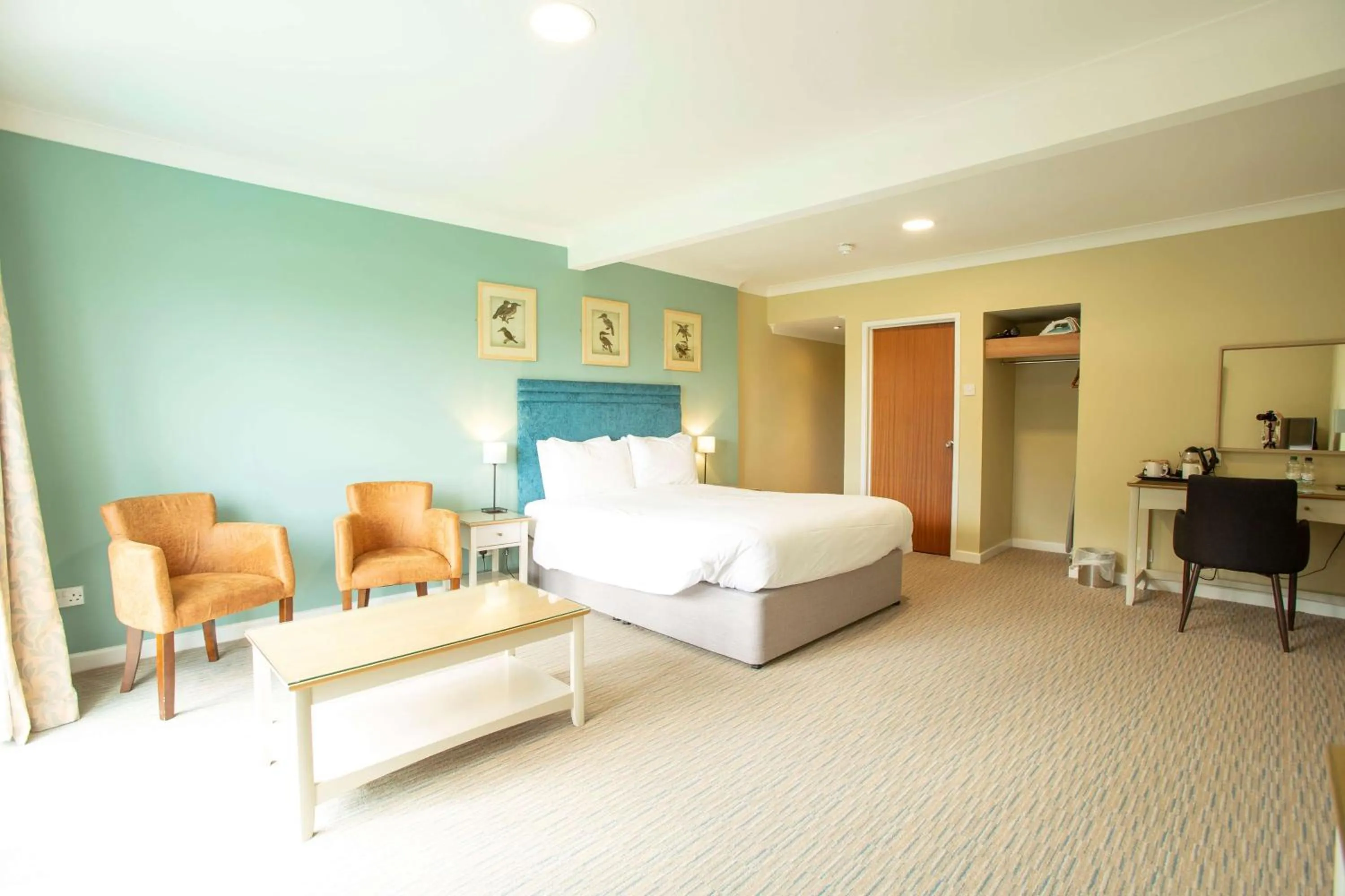 Photo of the whole room, Bed in The Bridge House; BW Signature Collection