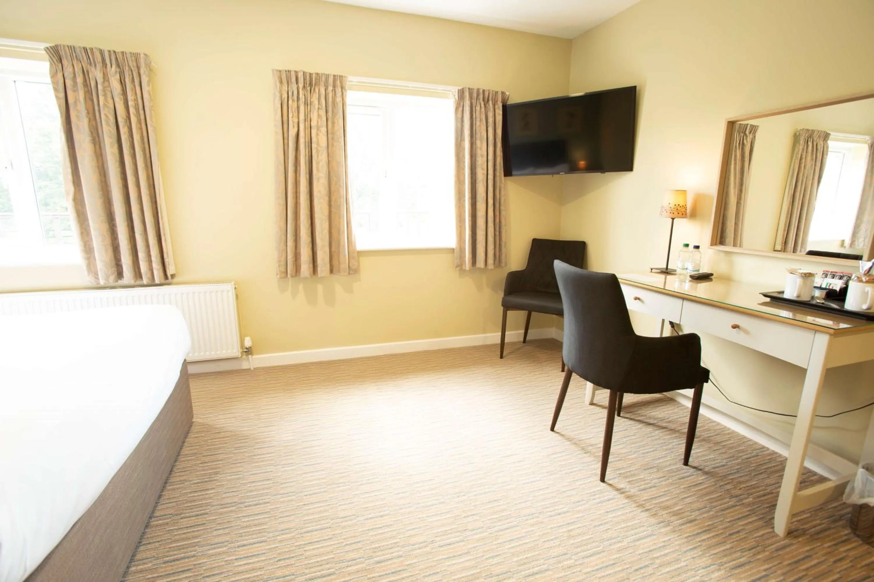 Photo of the whole room, Bed in The Bridge House; BW Signature Collection