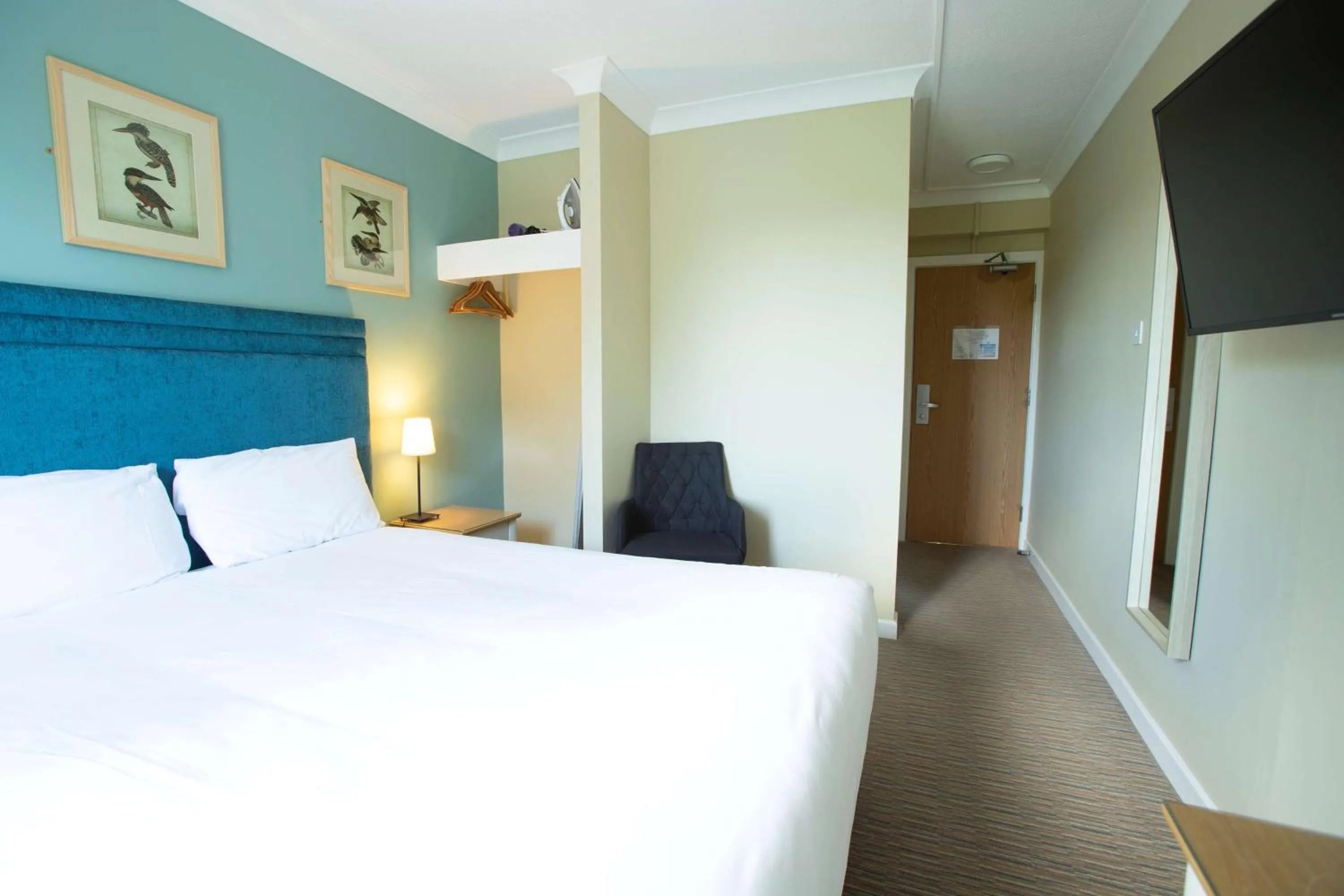 Photo of the whole room, Bed in The Bridge House; BW Signature Collection