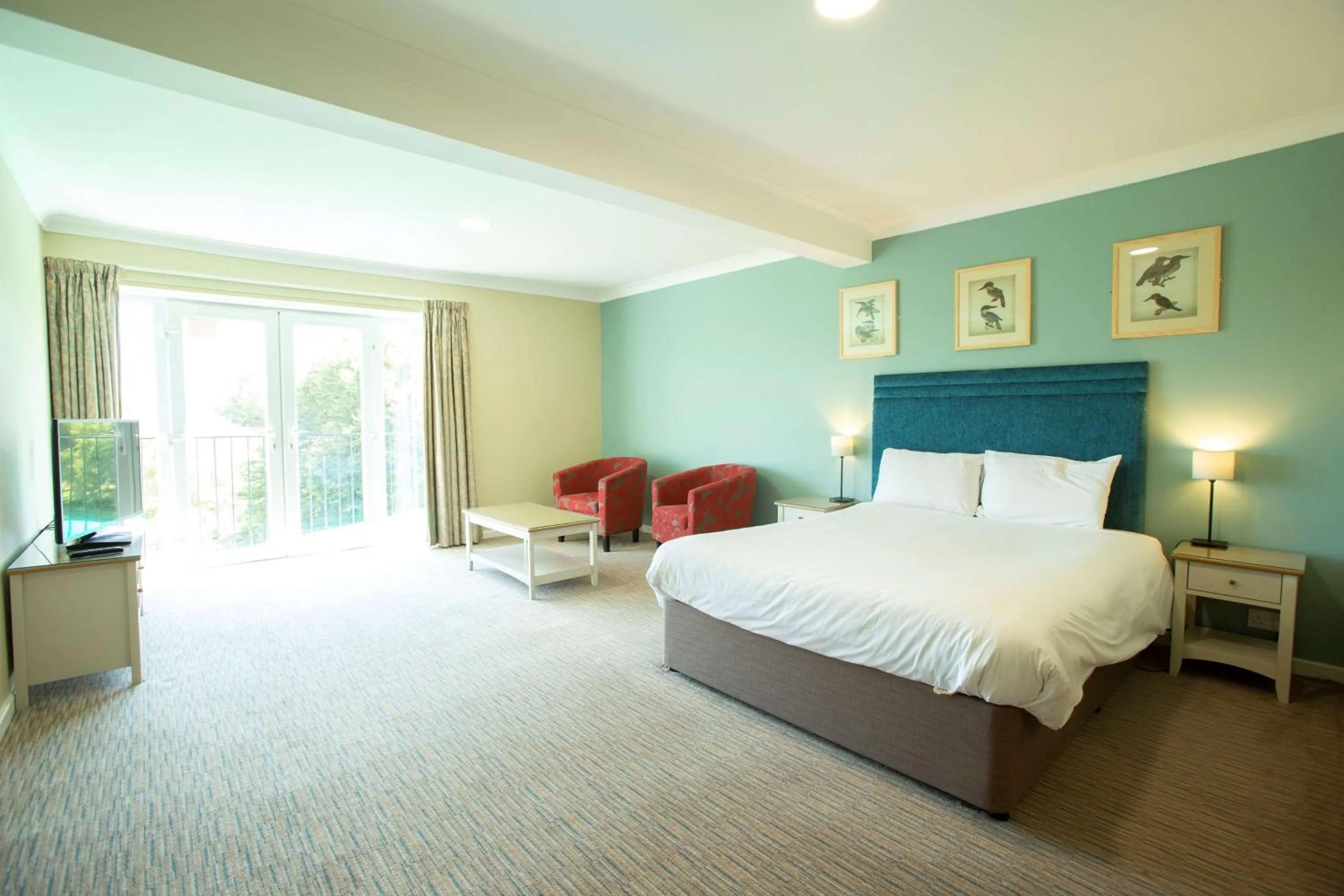 Photo of the whole room, Bed in The Bridge House; BW Signature Collection