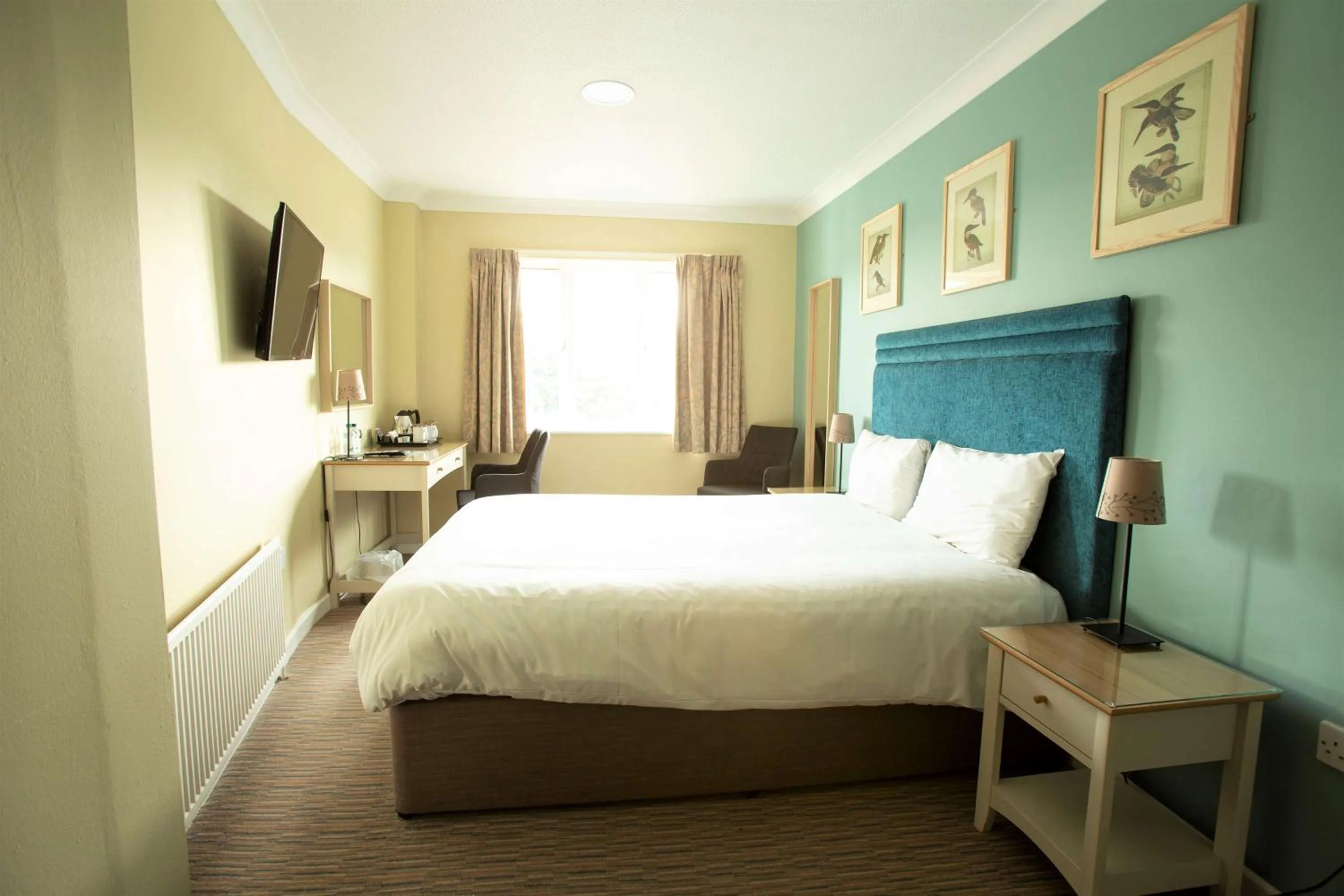 Photo of the whole room, Bed in The Bridge House; BW Signature Collection