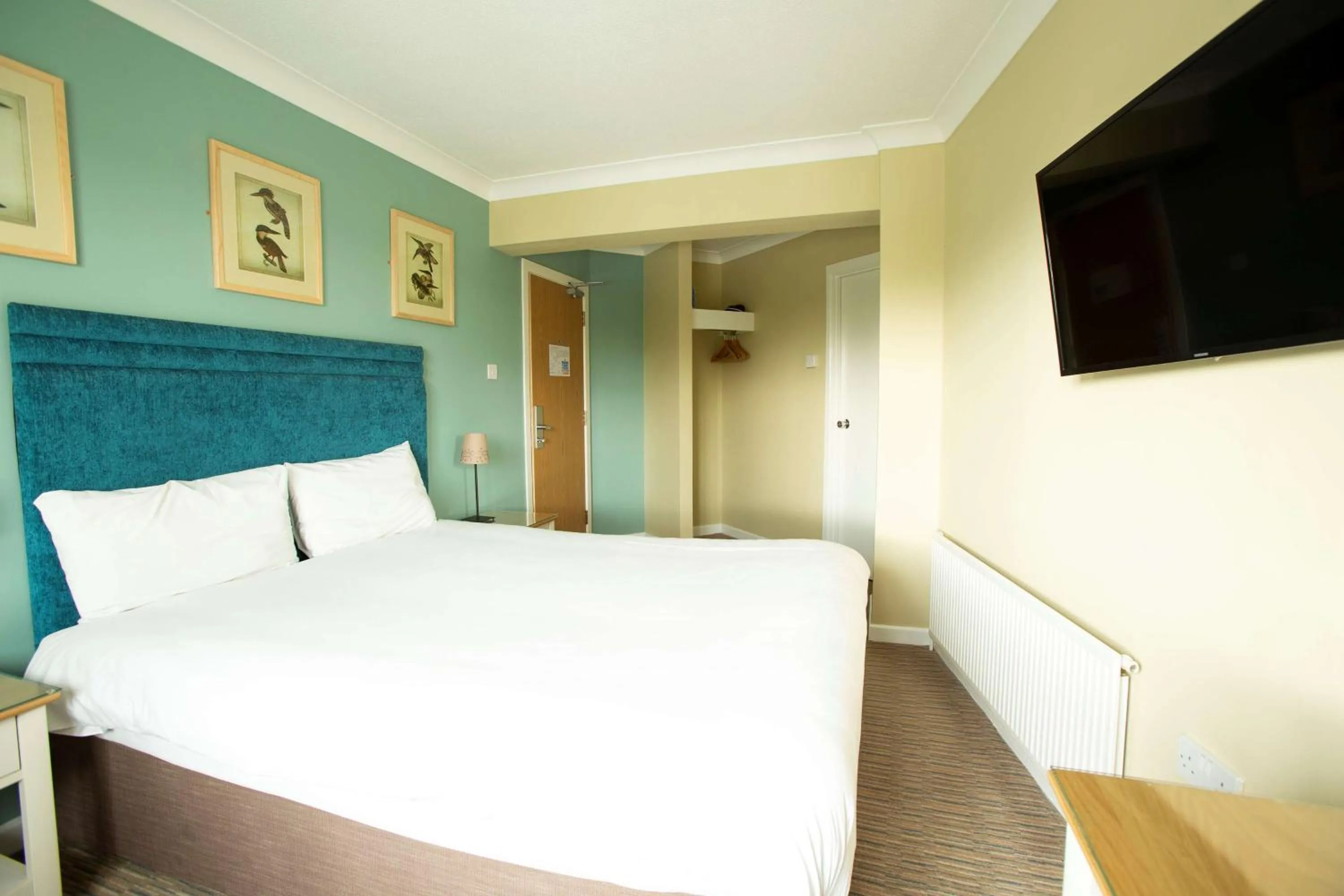 Photo of the whole room, Bed in The Bridge House; BW Signature Collection