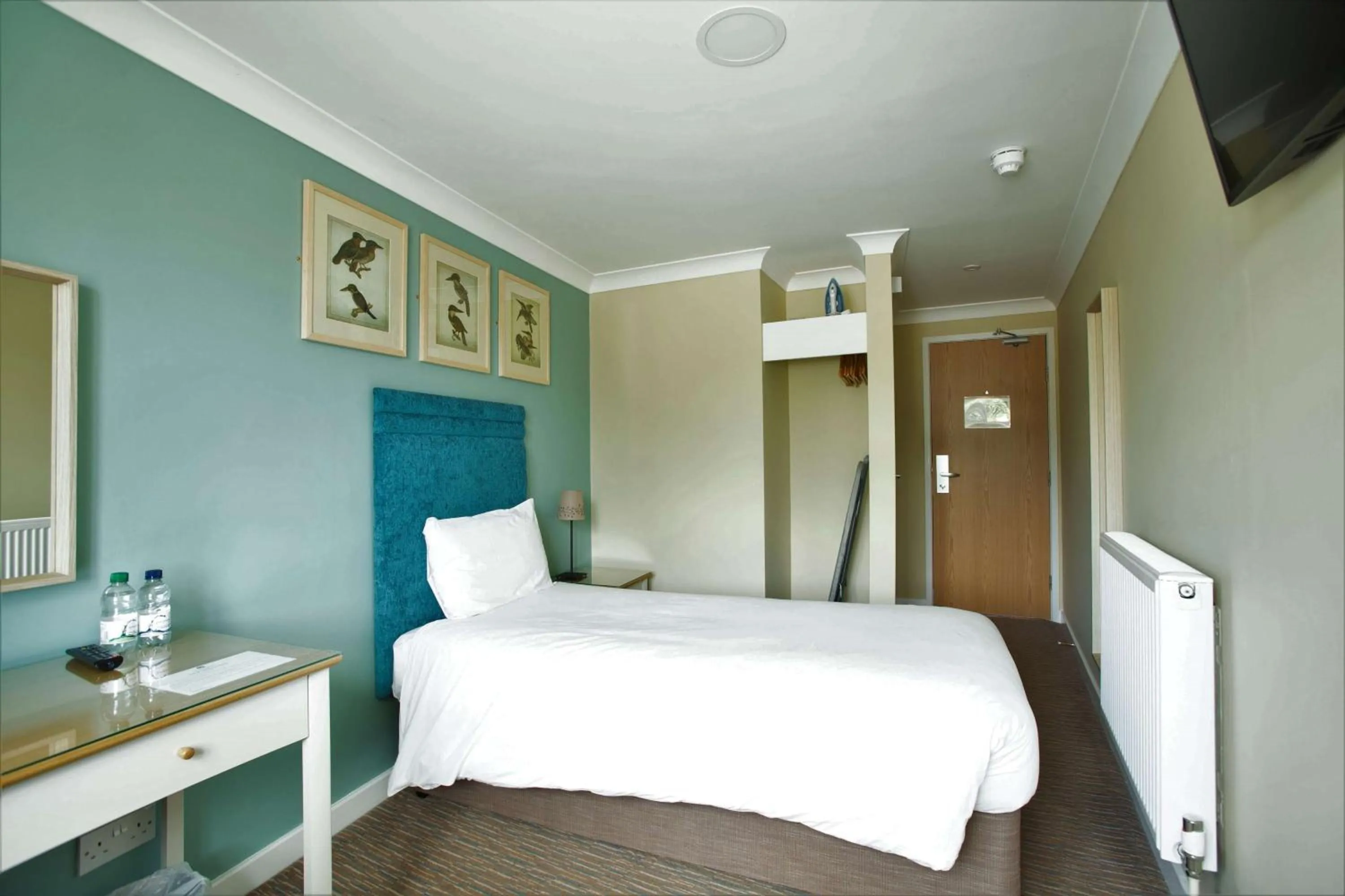 Photo of the whole room, Bed in The Bridge House; BW Signature Collection