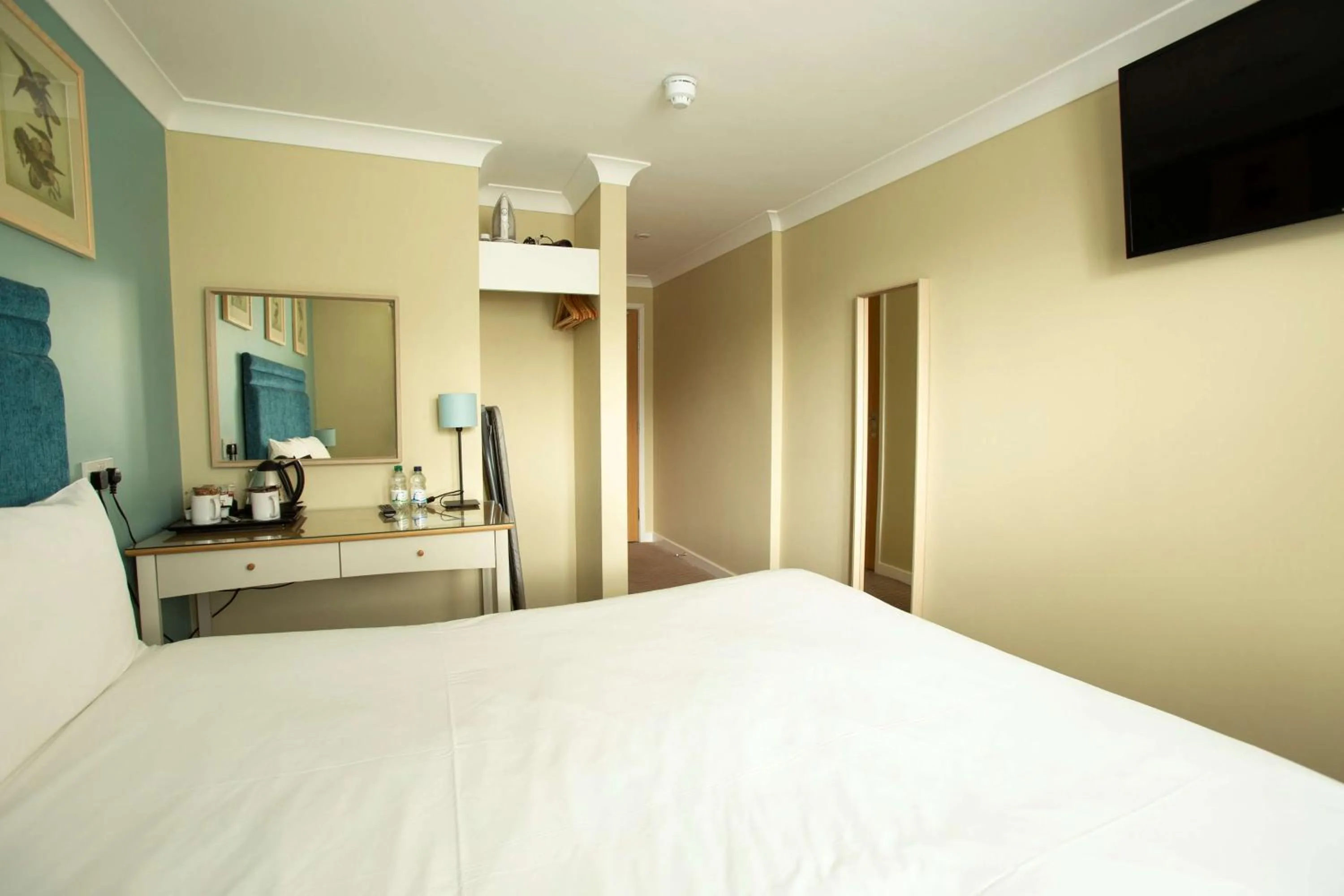 Photo of the whole room, Bed in The Bridge House; BW Signature Collection