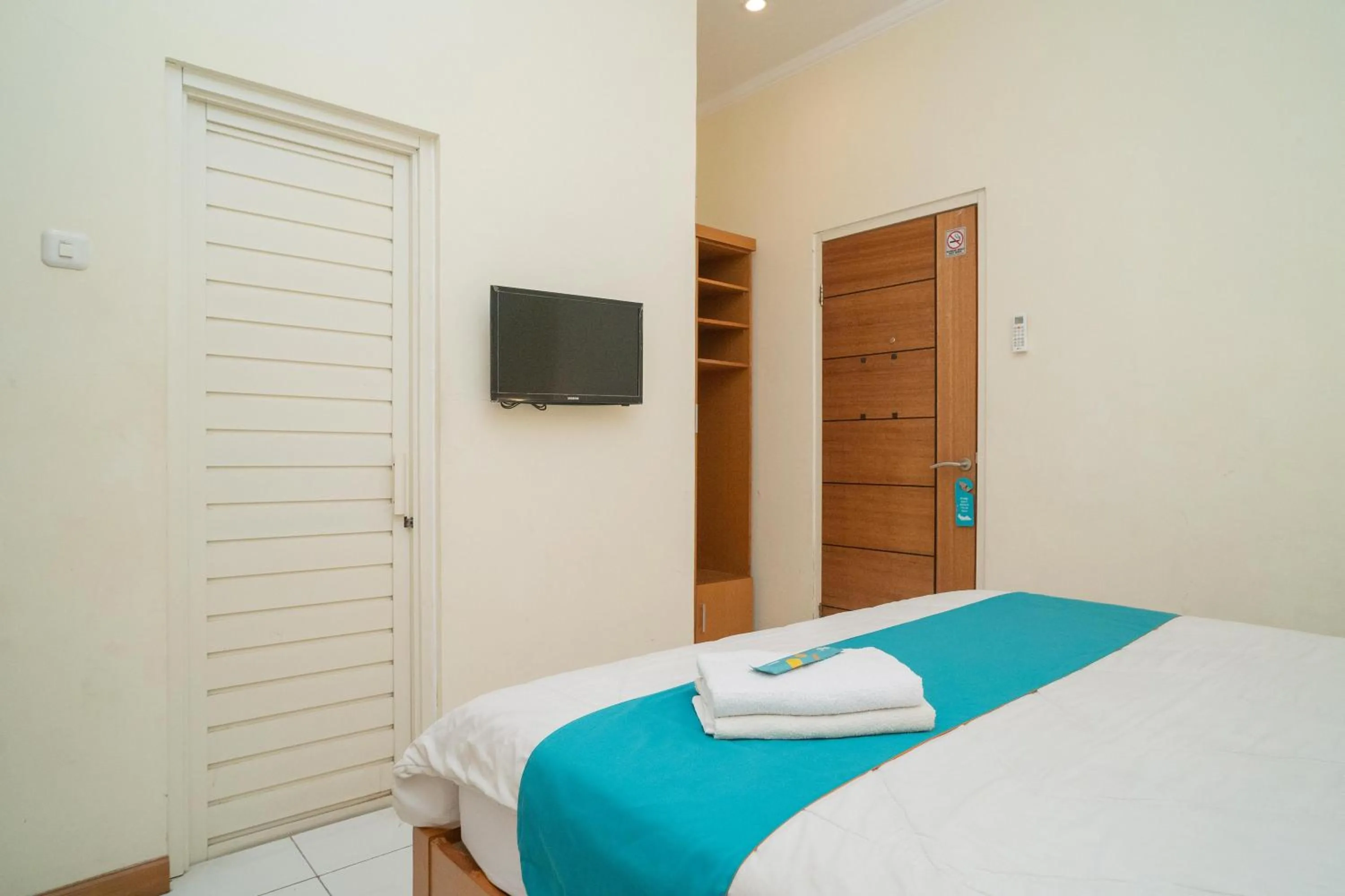 Bed in Sans Hotel FiFFa Pisang Kipas Malang