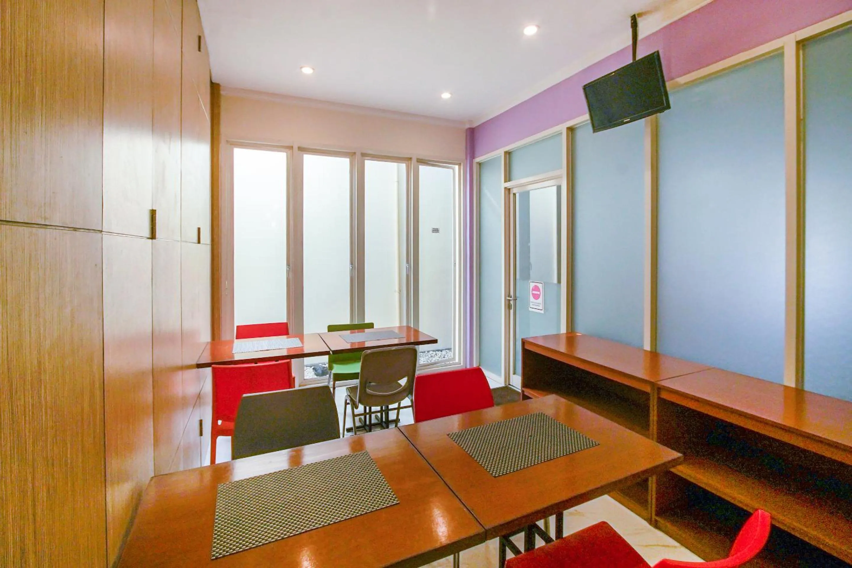 Restaurant/places to eat in Sans Hotel FiFFa Pisang Kipas Malang