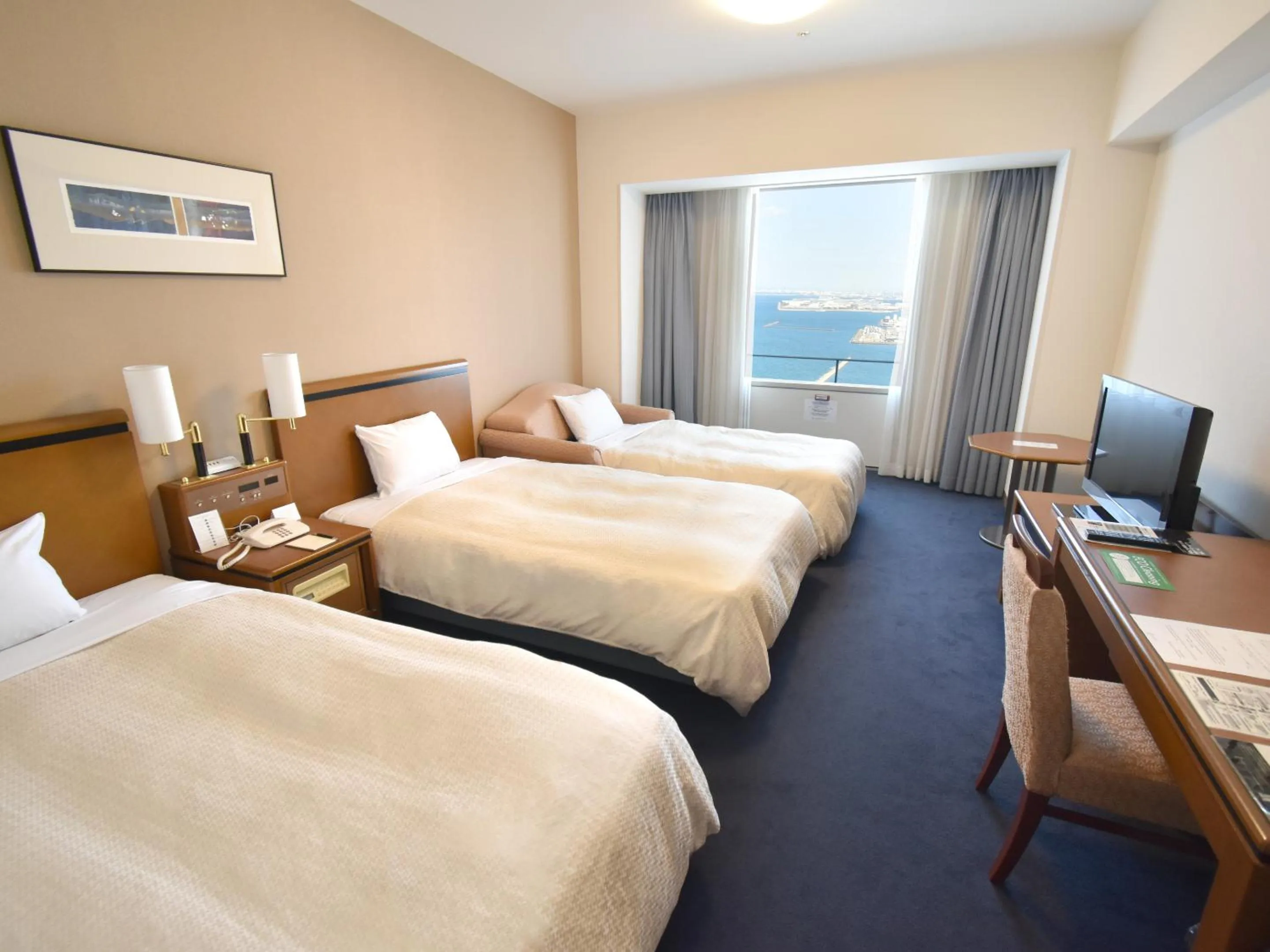 Photo of the whole room, Bed in Star Gate Hotel Kansai Airport