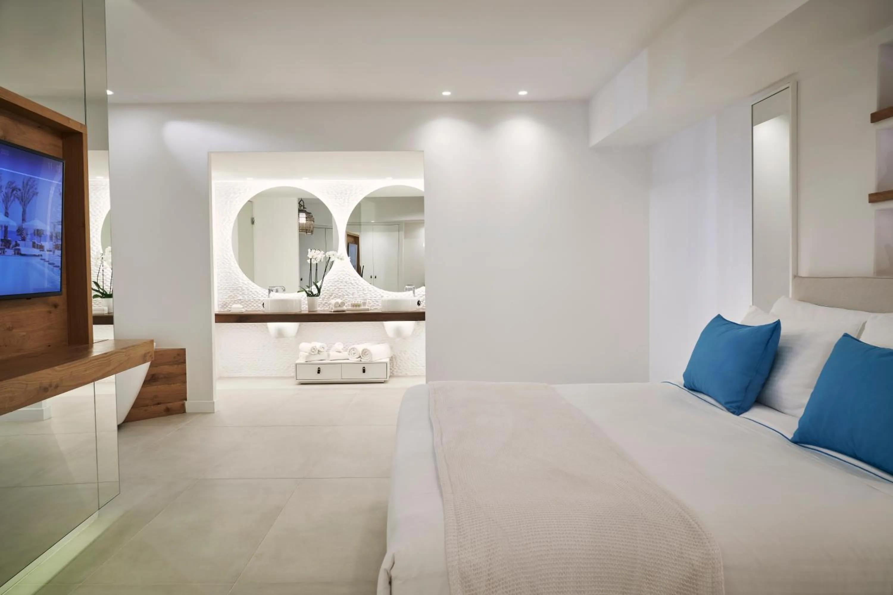 Bedroom, Bed in Nikki Beach Resort & Spa Santorini
