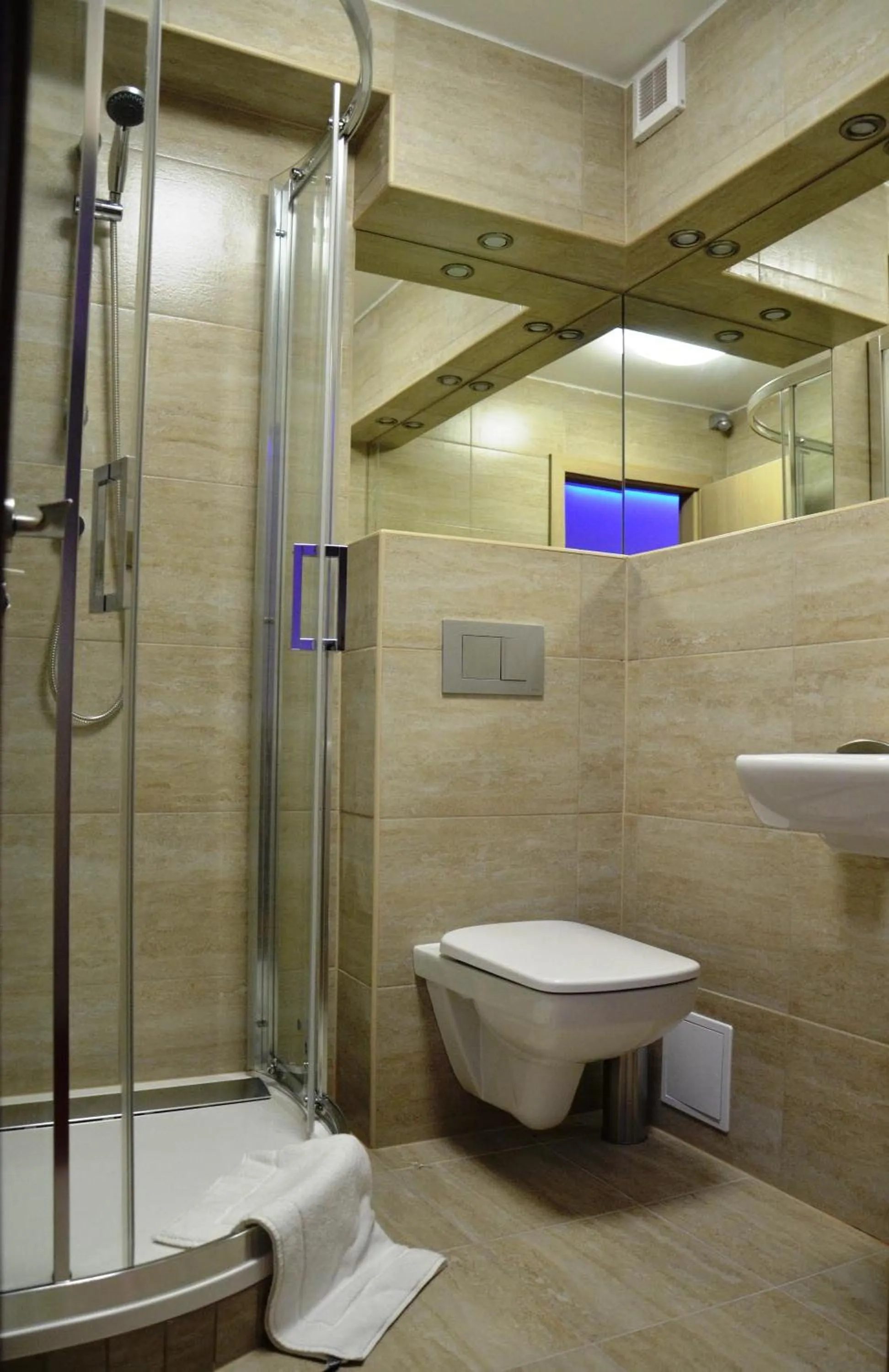 Toilet in Hotelový resort Šikland