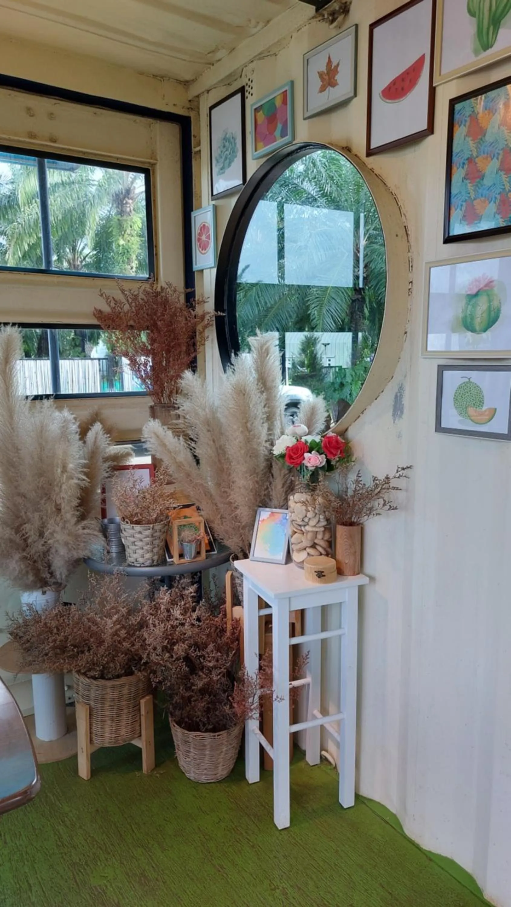 Seating area in Kipbox Hotel Trang