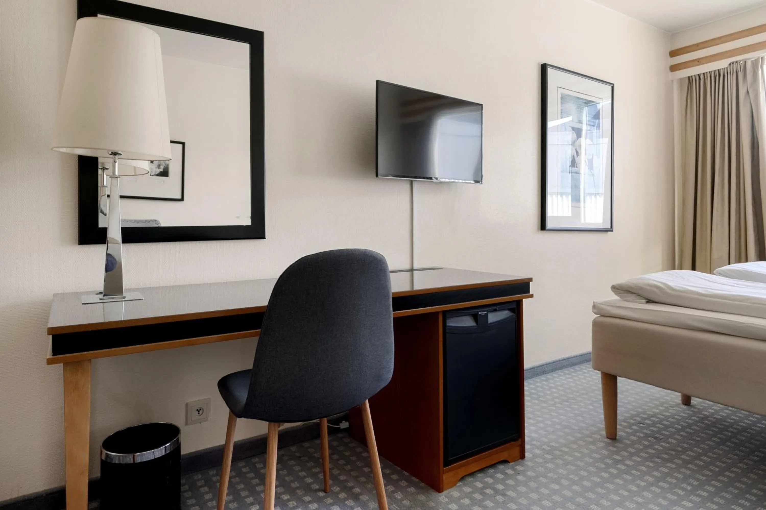 Seating area, Bed in Frichs Hotel Hamar