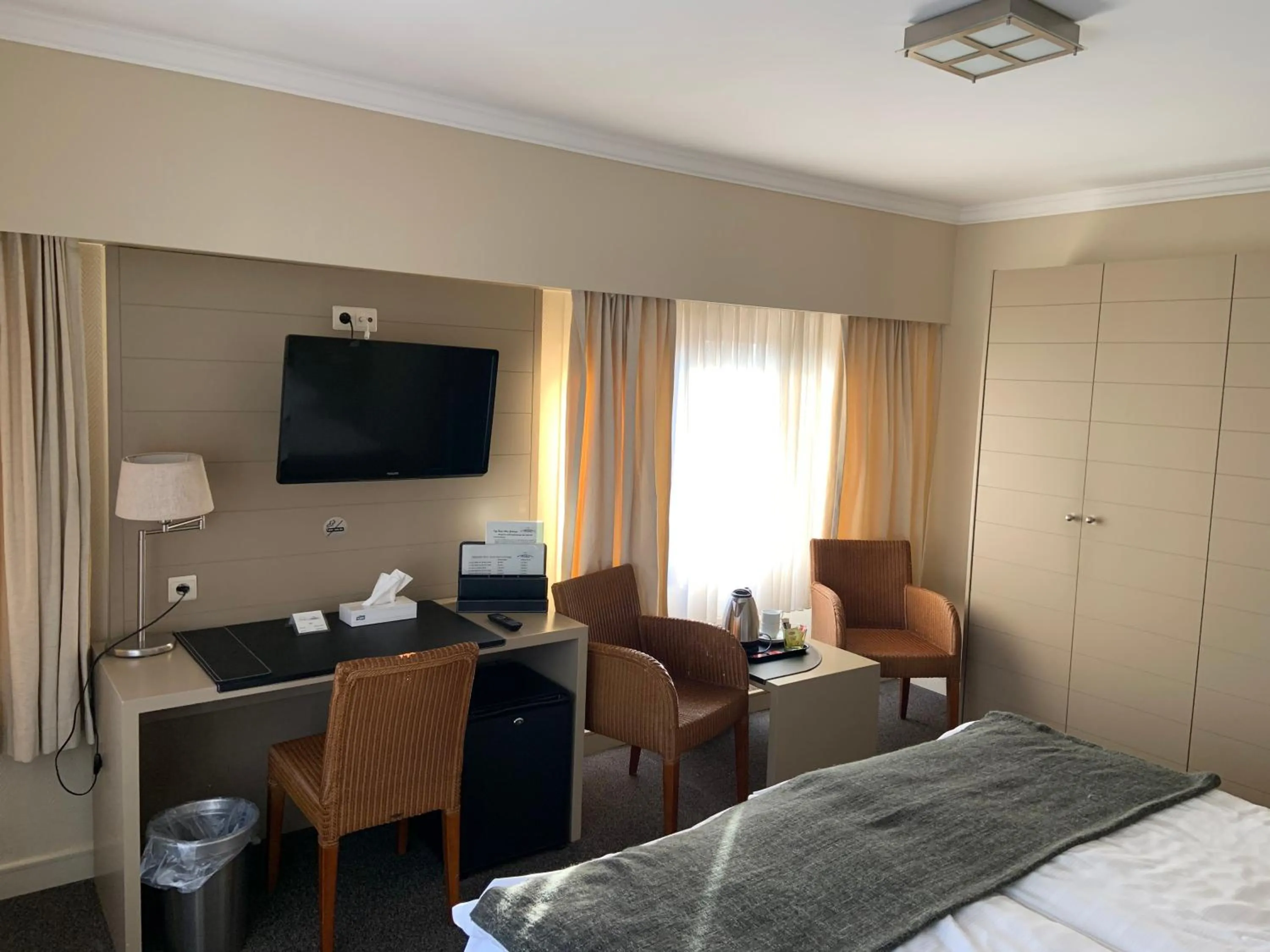 Large Double Room in Hotel Atlas