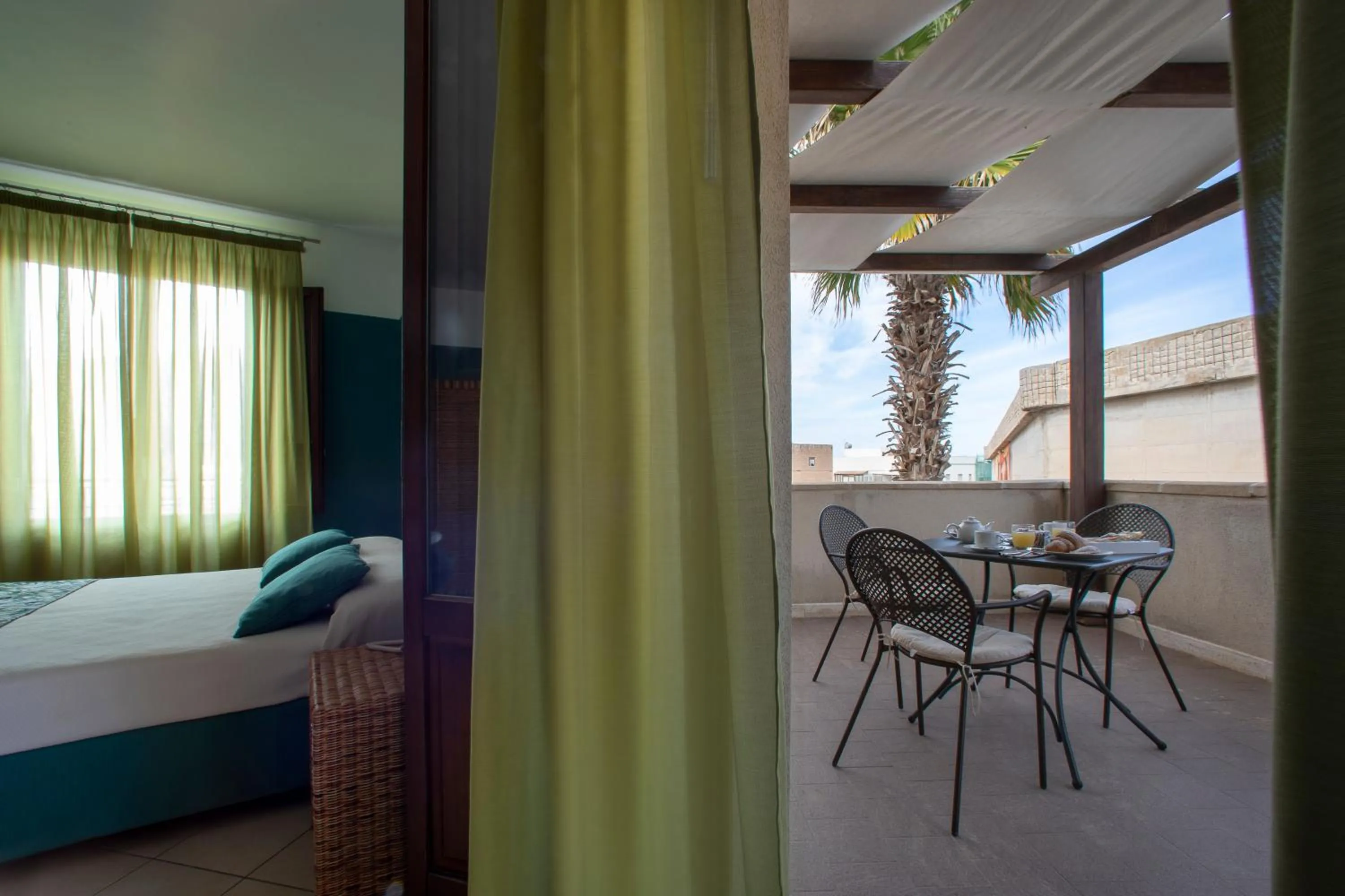 Balcony/Terrace, Bed in Insula Hotel