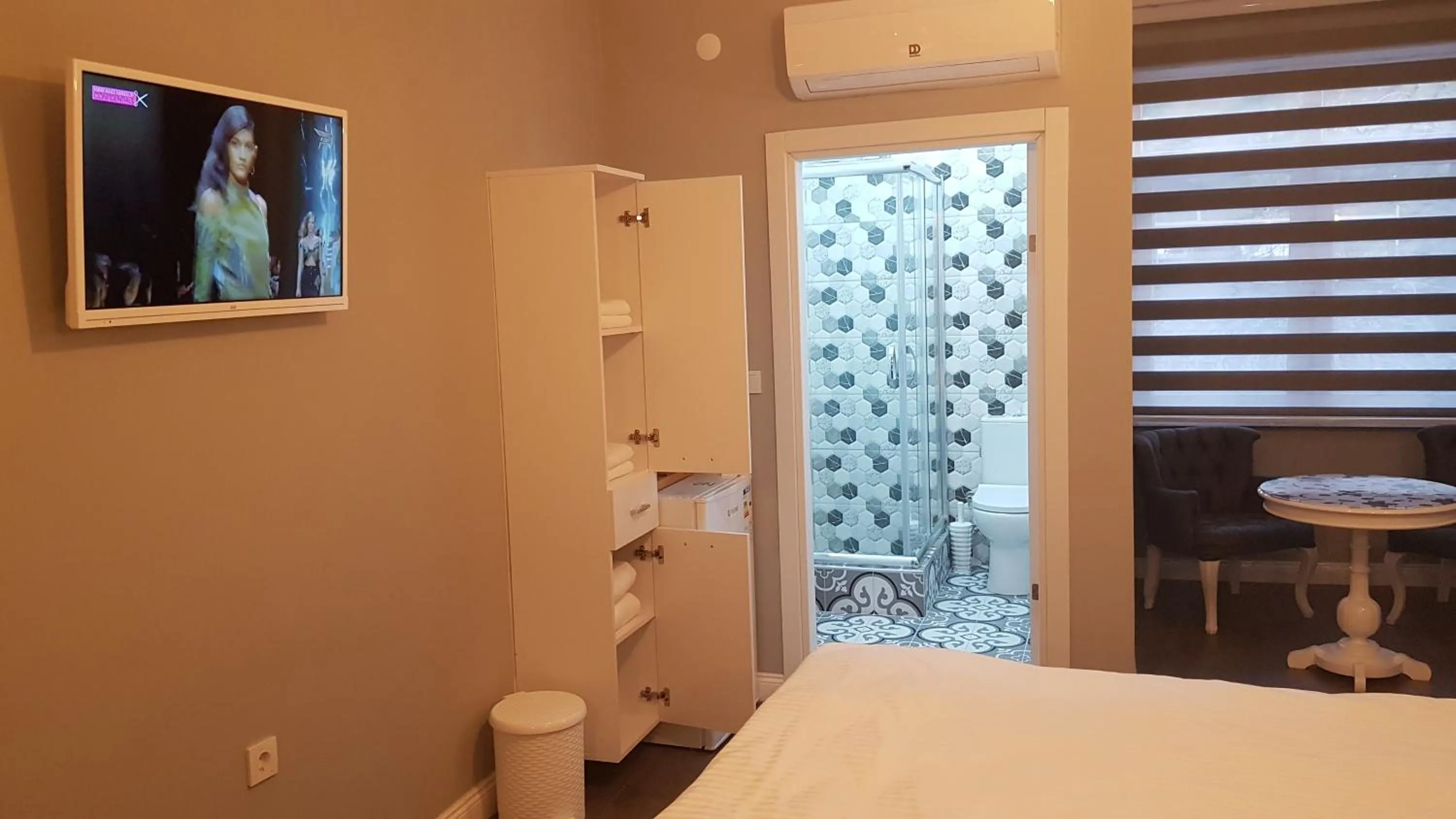 Communal lounge/ TV room, Bed in Little Palace Blue Apartment