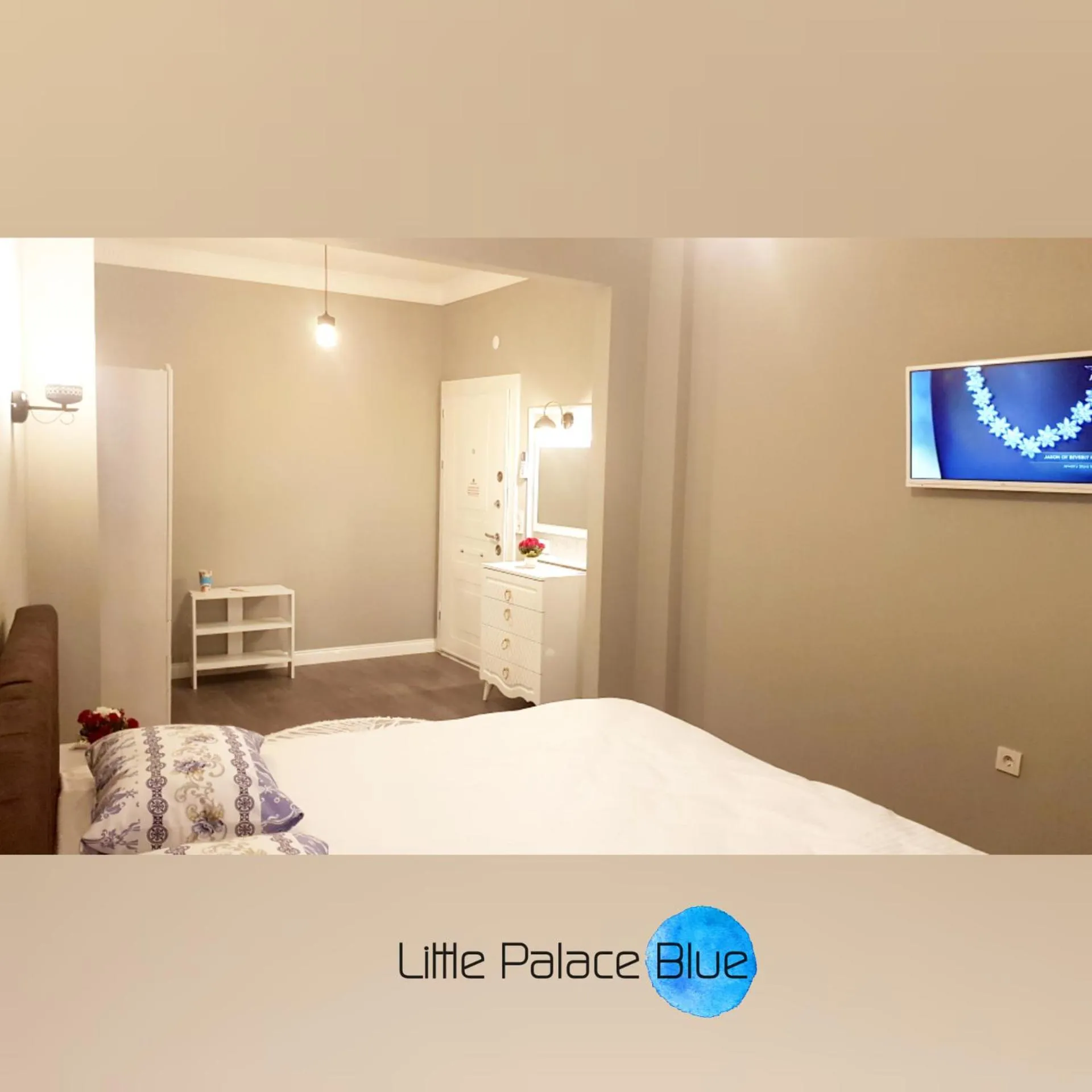 Communal lounge/ TV room, Bed in Little Palace Blue Apartment