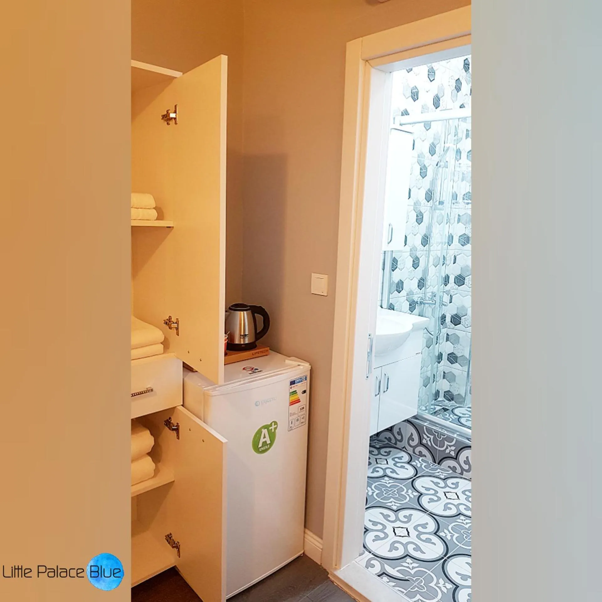 Communal lounge/ TV room in Little Palace Blue Apartment