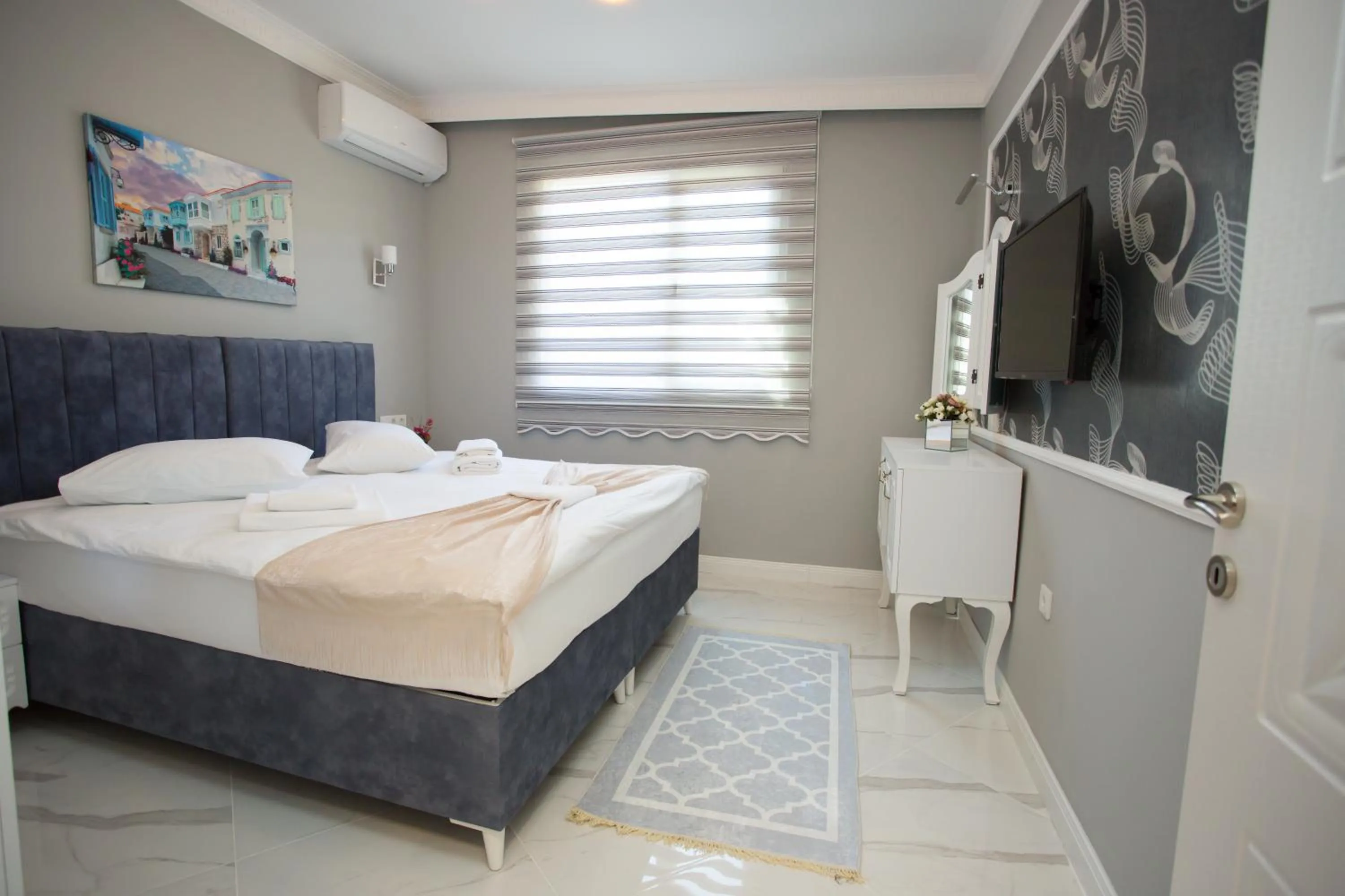 Communal lounge/ TV room, Bed in Little Palace Blue Apartment