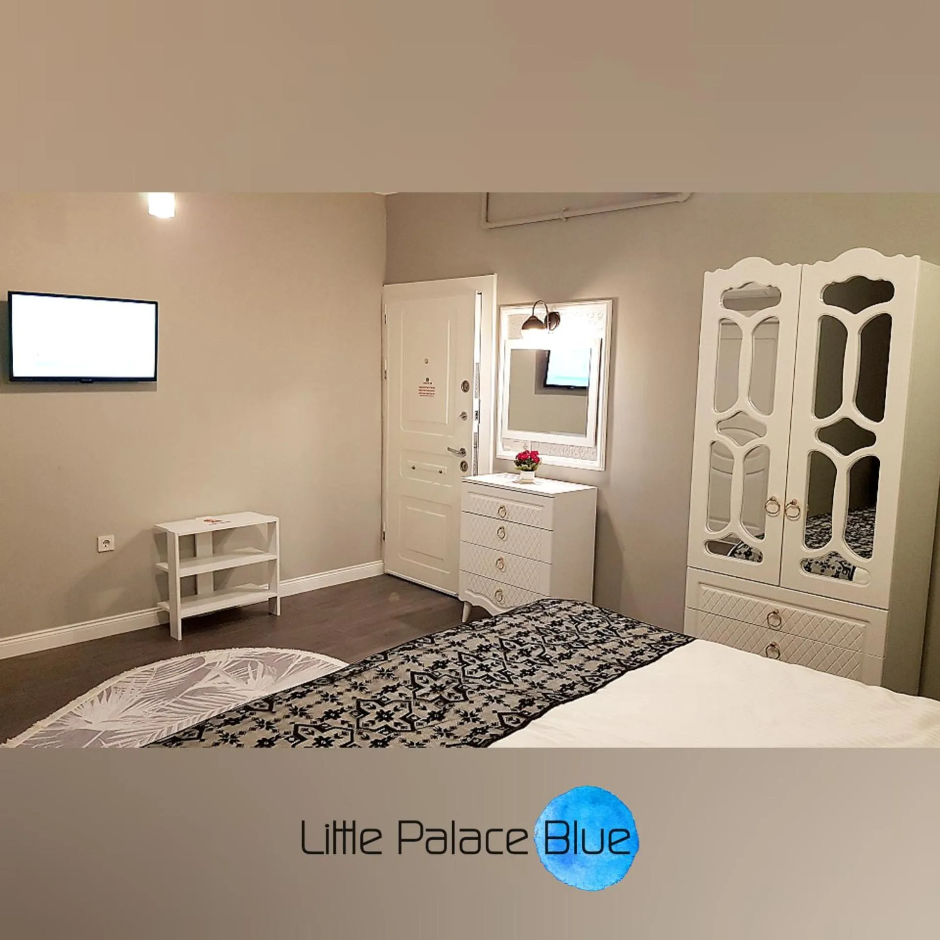 Photo of the whole room, Bed in Little Palace Blue Apartment