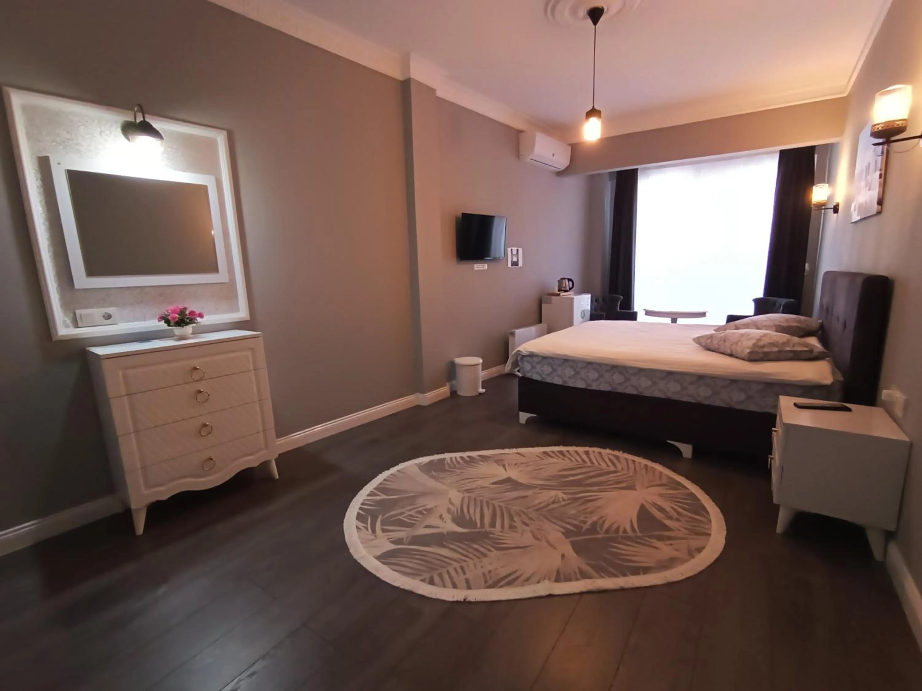 Photo of the whole room, Bed in Little Palace Blue Apartment