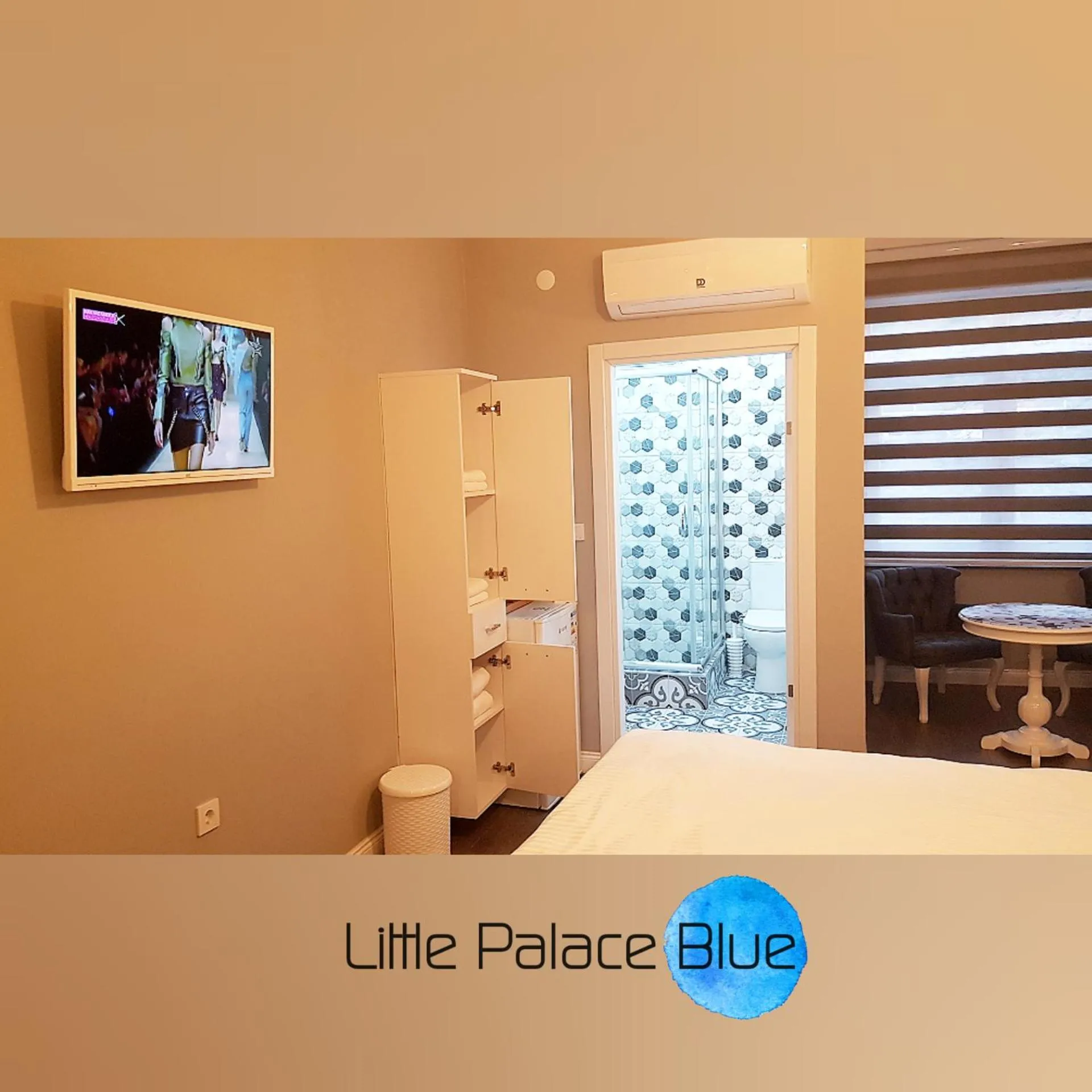 Communal lounge/ TV room in Little Palace Blue Apartment