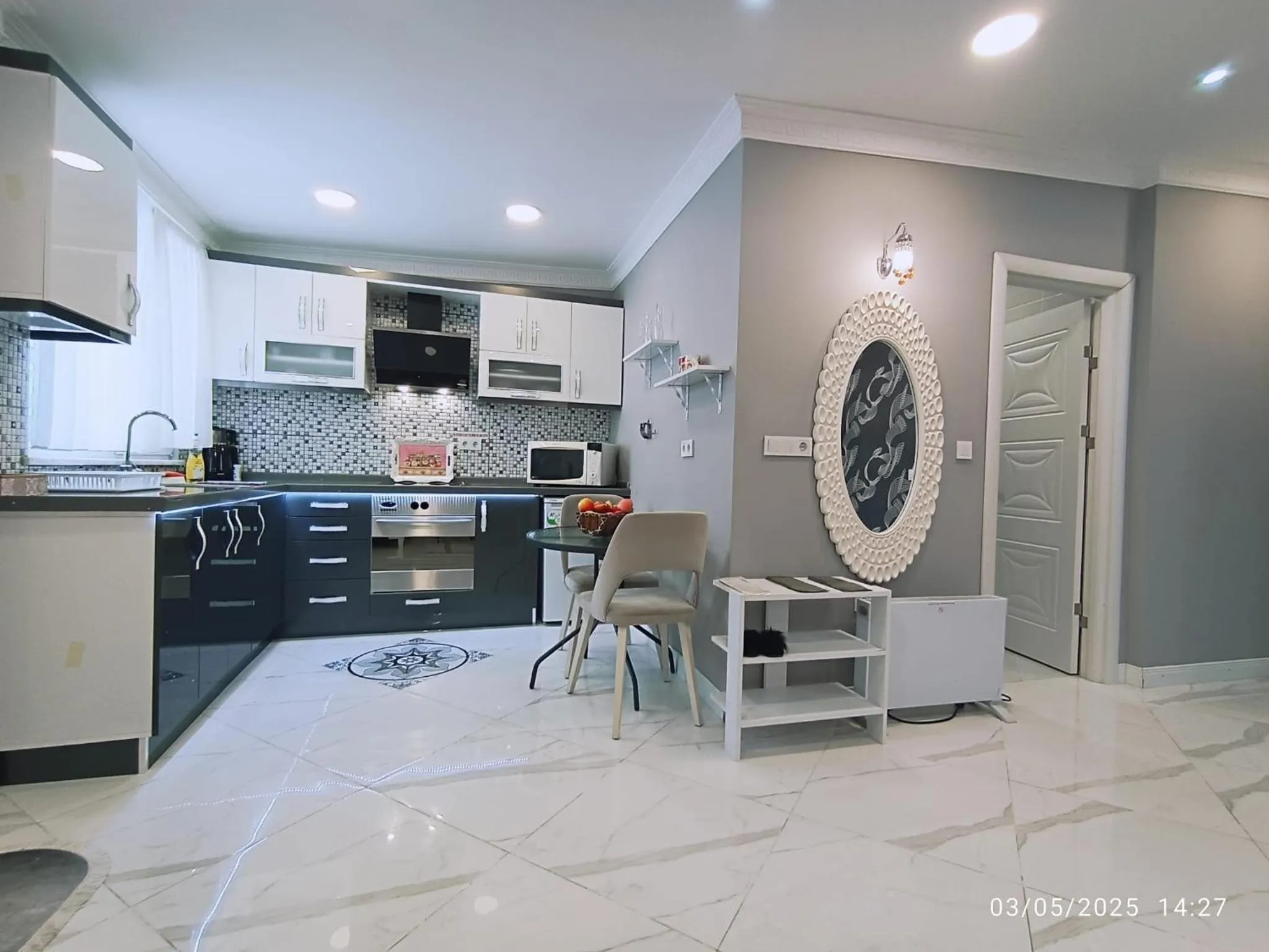 Kitchen or kitchenette in Little Palace Blue Apartment