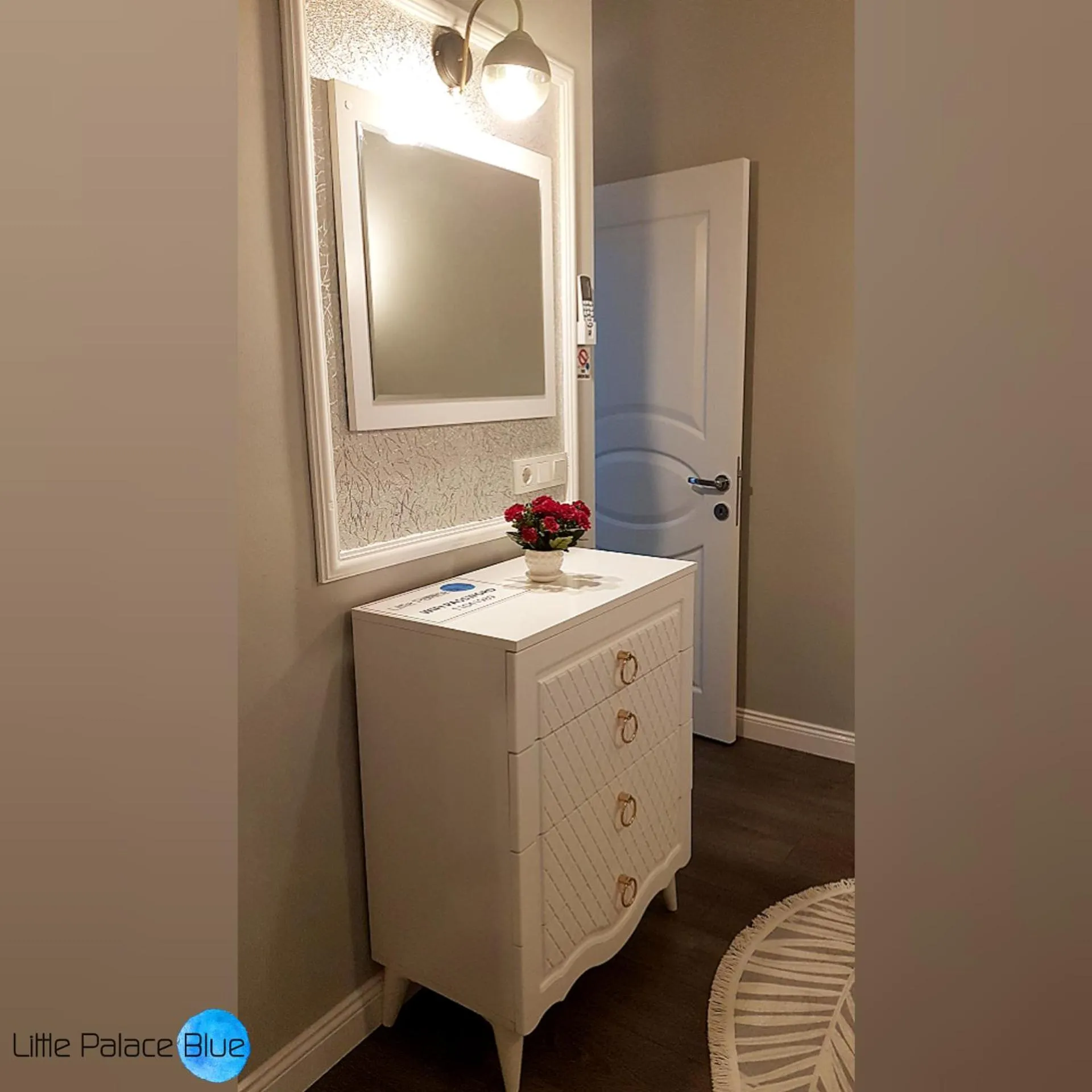 Communal lounge/ TV room in Little Palace Blue Apartment