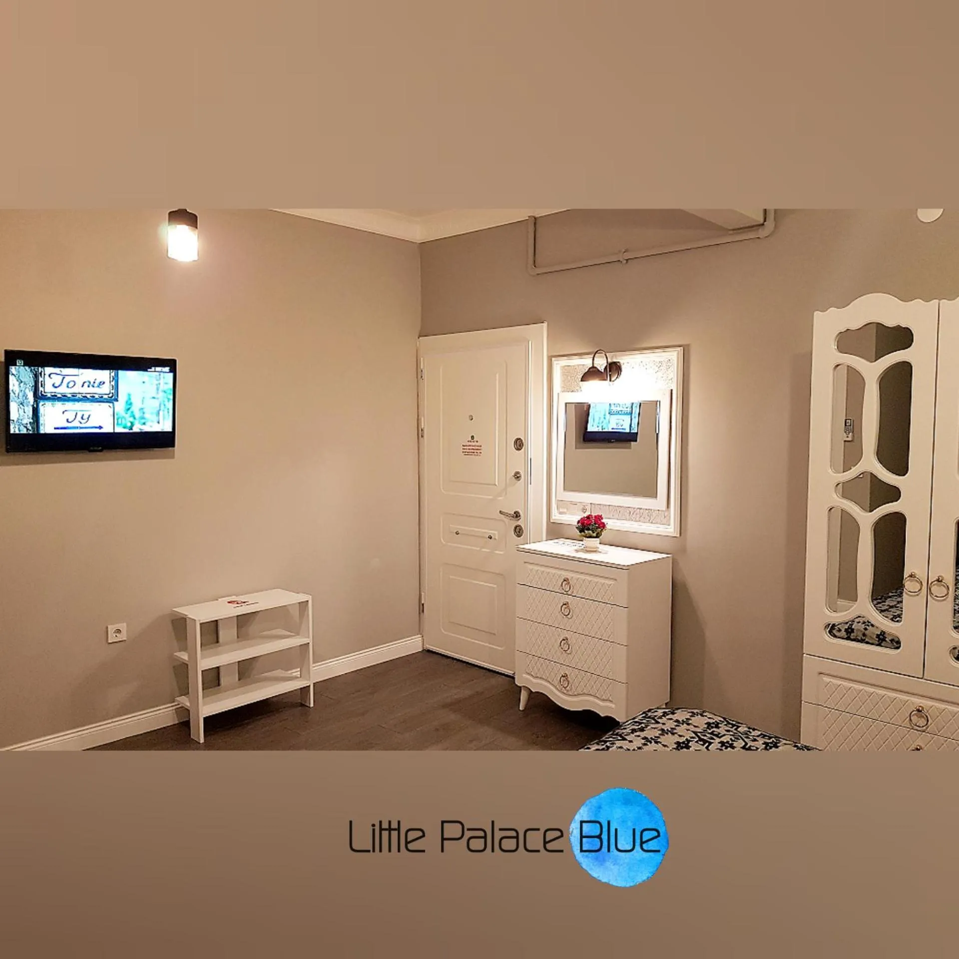 TV and multimedia in Little Palace Blue Apartment