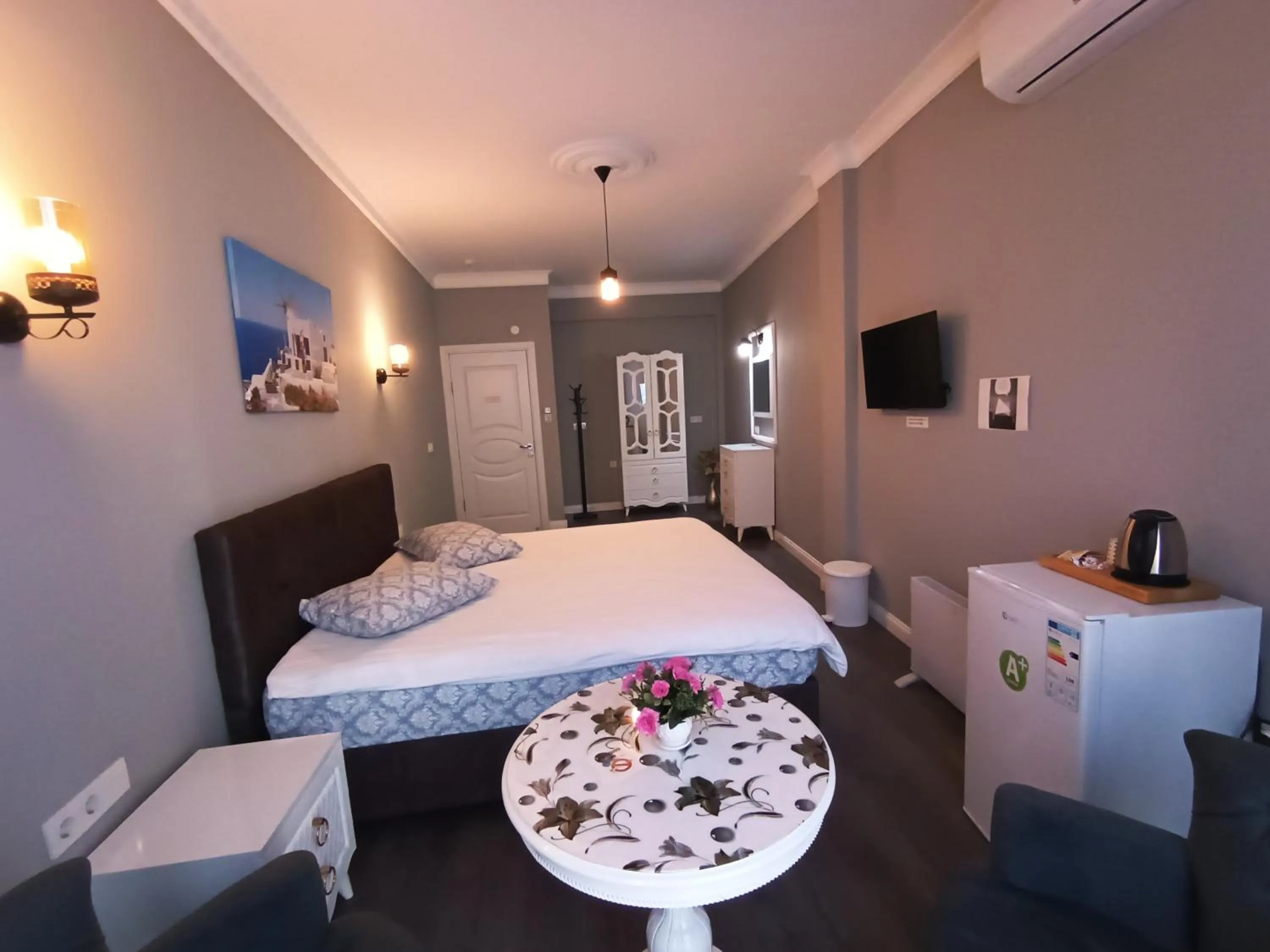 Photo of the whole room, Bed in Little Palace Blue Apartment