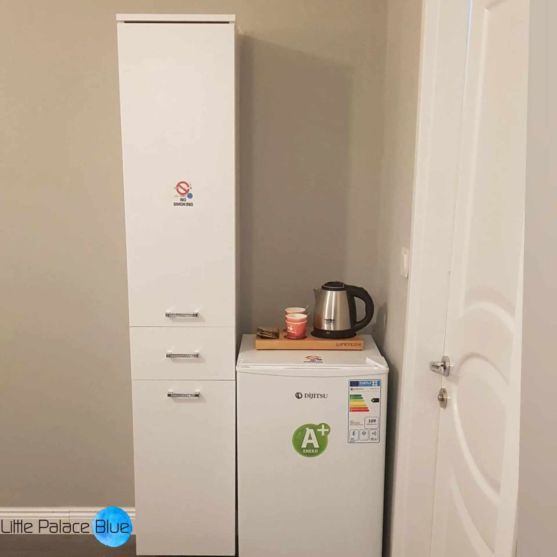 Coffee/tea facilities in Little Palace Blue Apartment