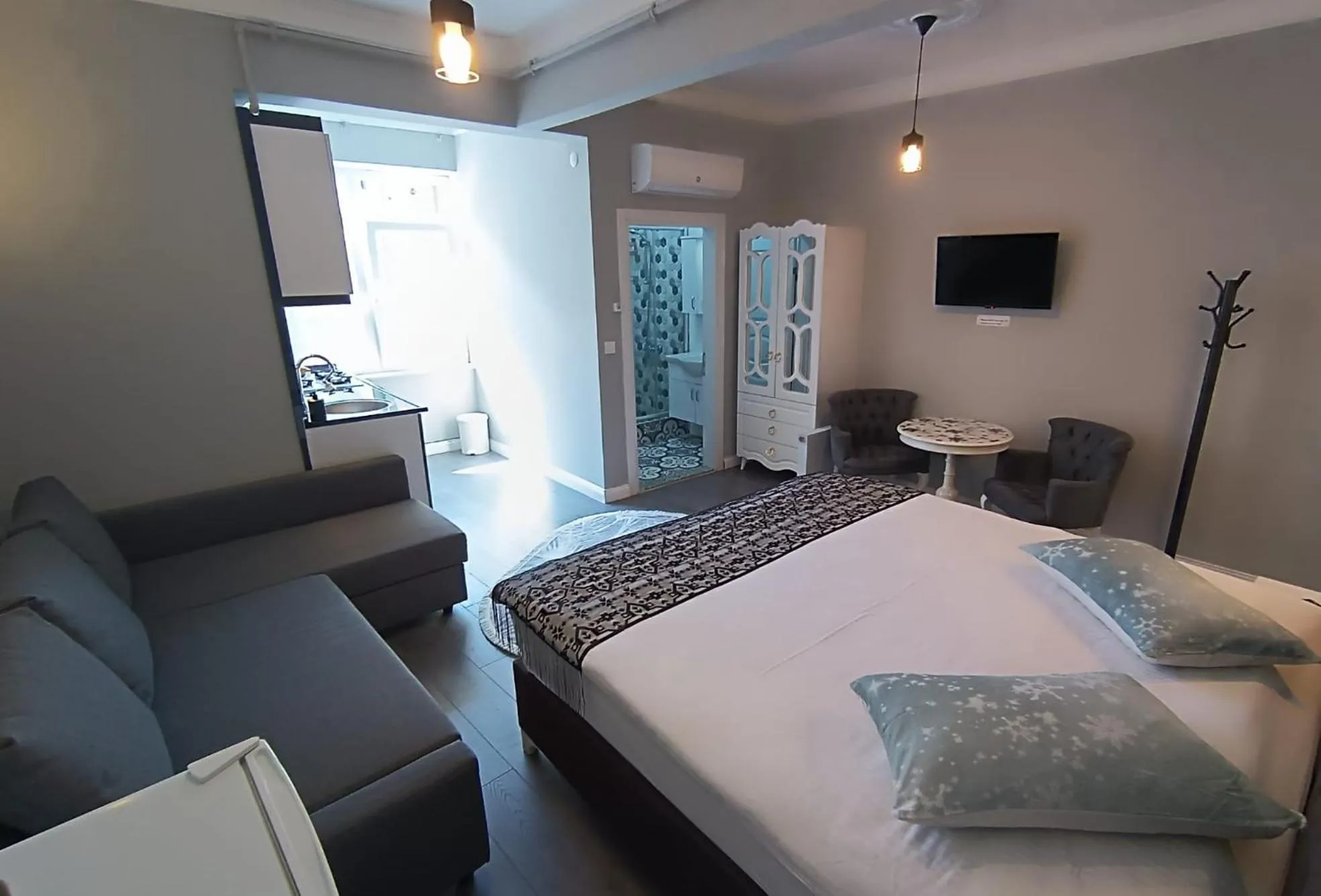 Bathroom, Bed in Little Palace Blue Apartment