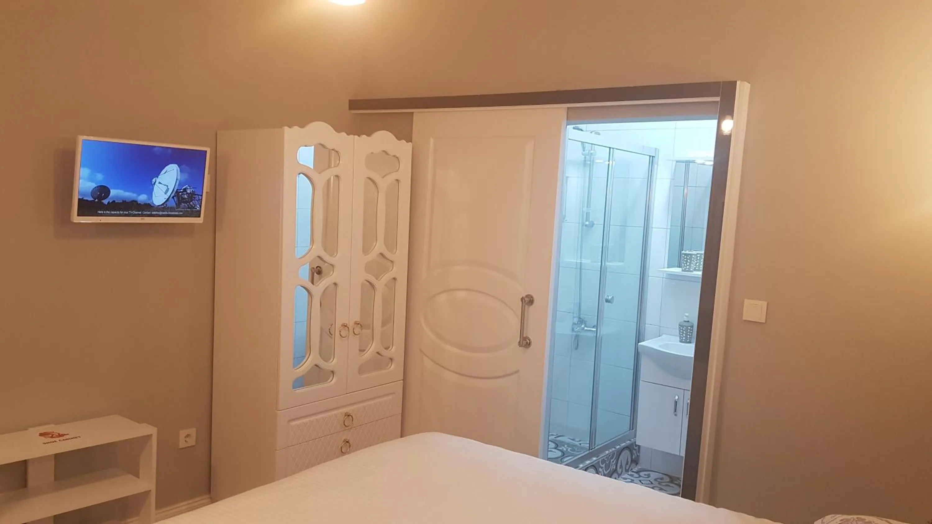 Communal lounge/ TV room, Bed in Little Palace Blue Apartment