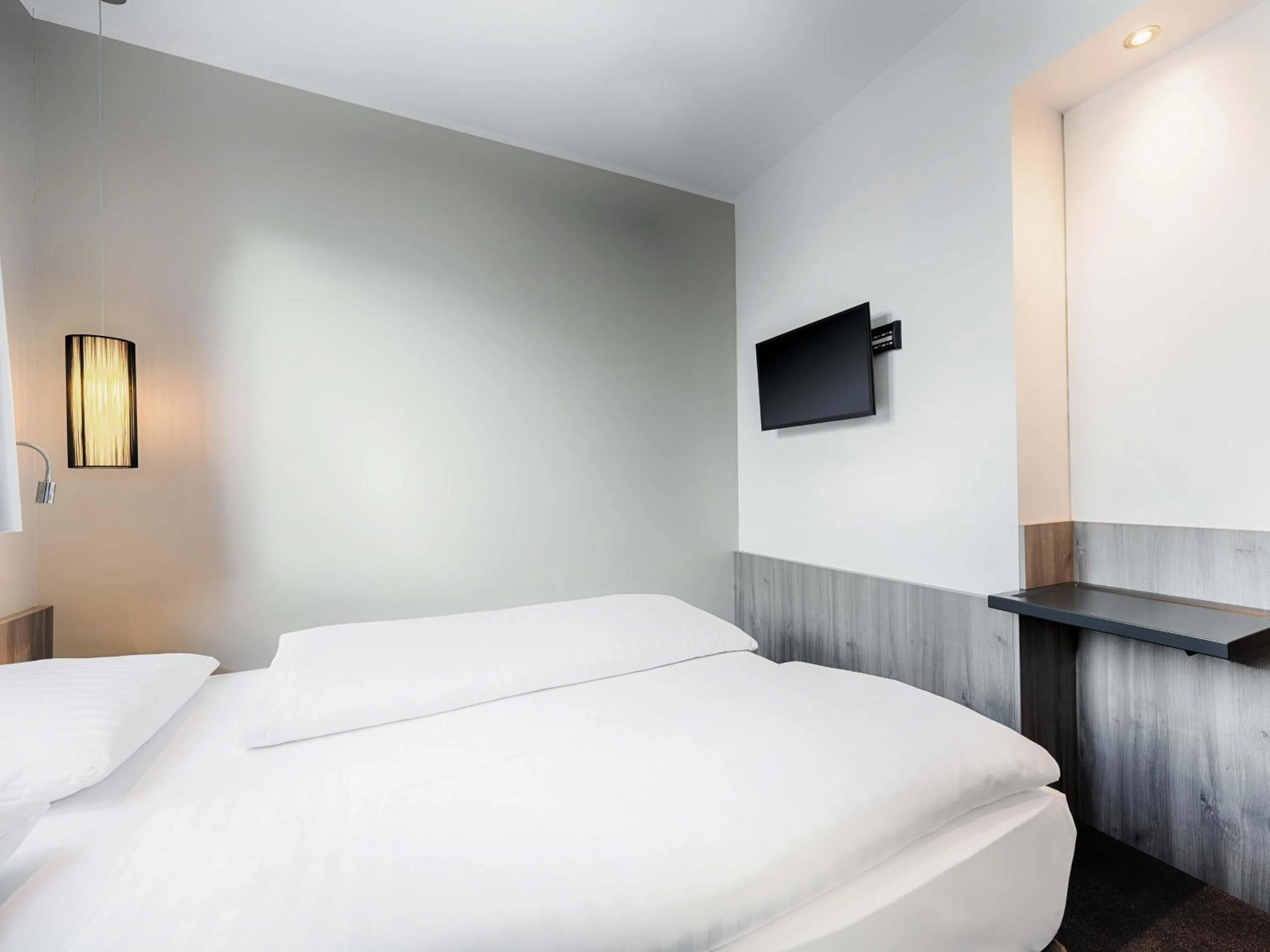 Photo of the whole room, Bed in B&B Hotel Nürnberg-Plärrer