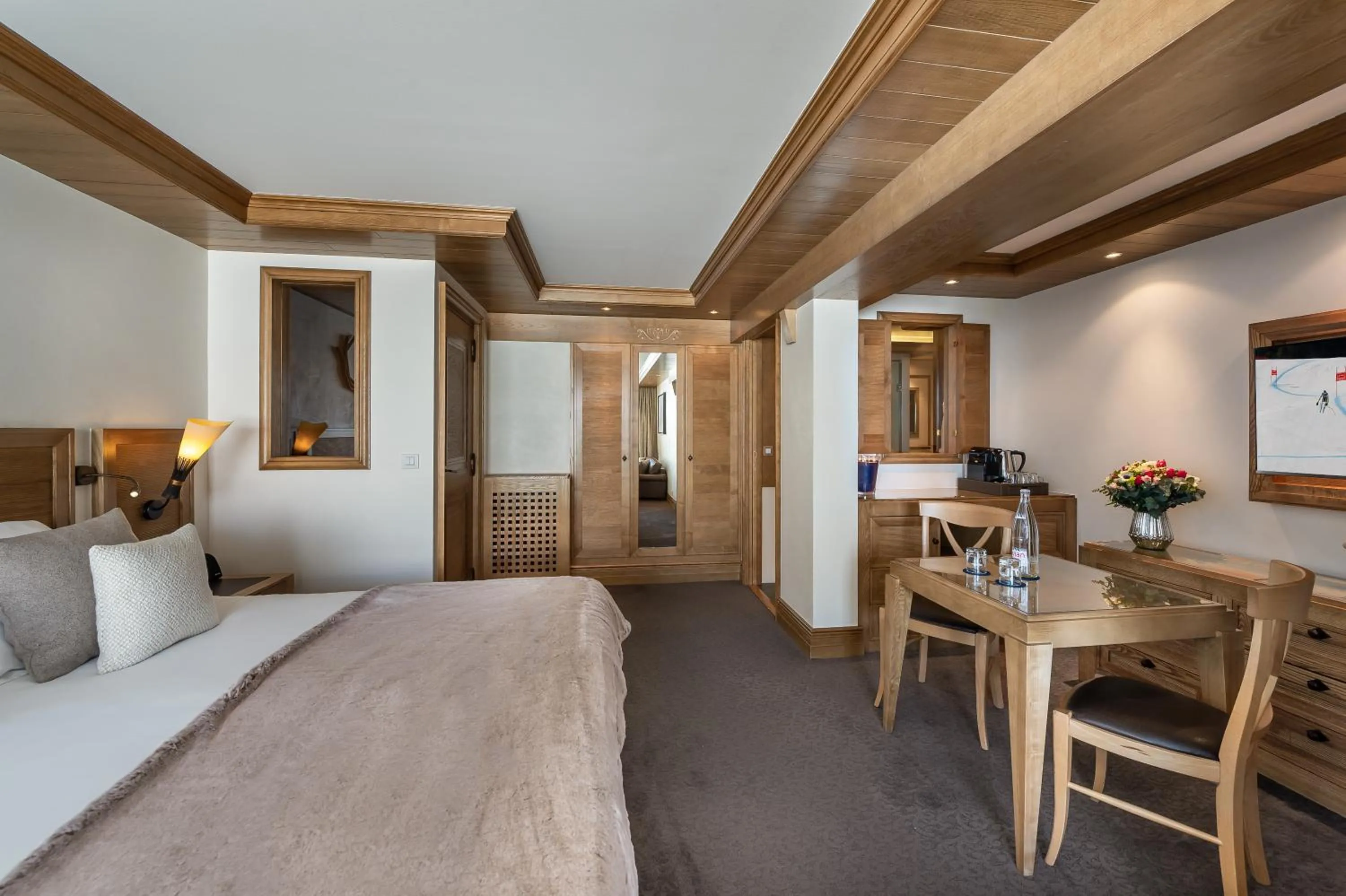 Living room, Bed in Hotel Annapurna