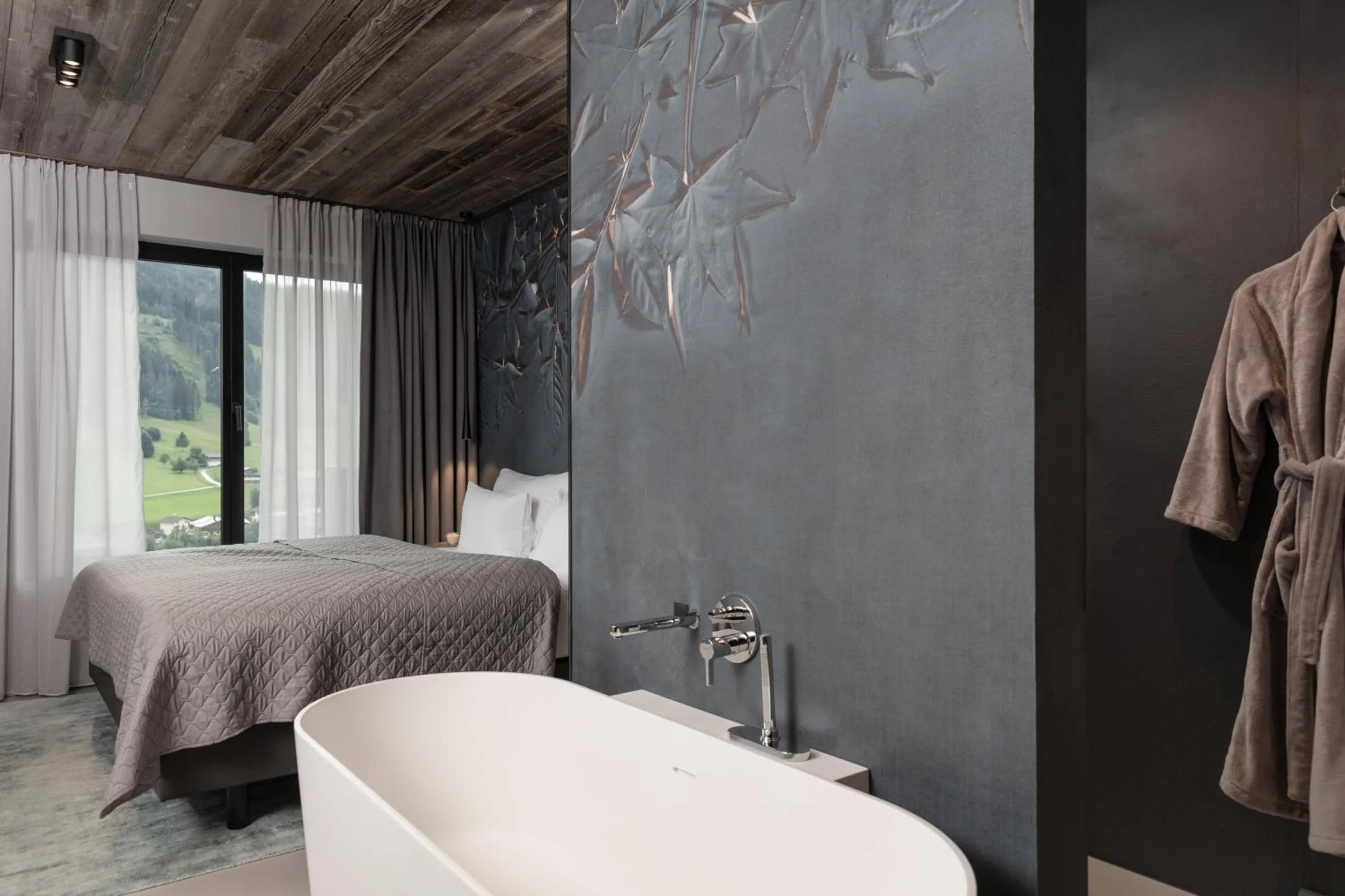 Bathroom, Bed in GOING TRIPLE A apartments WEST