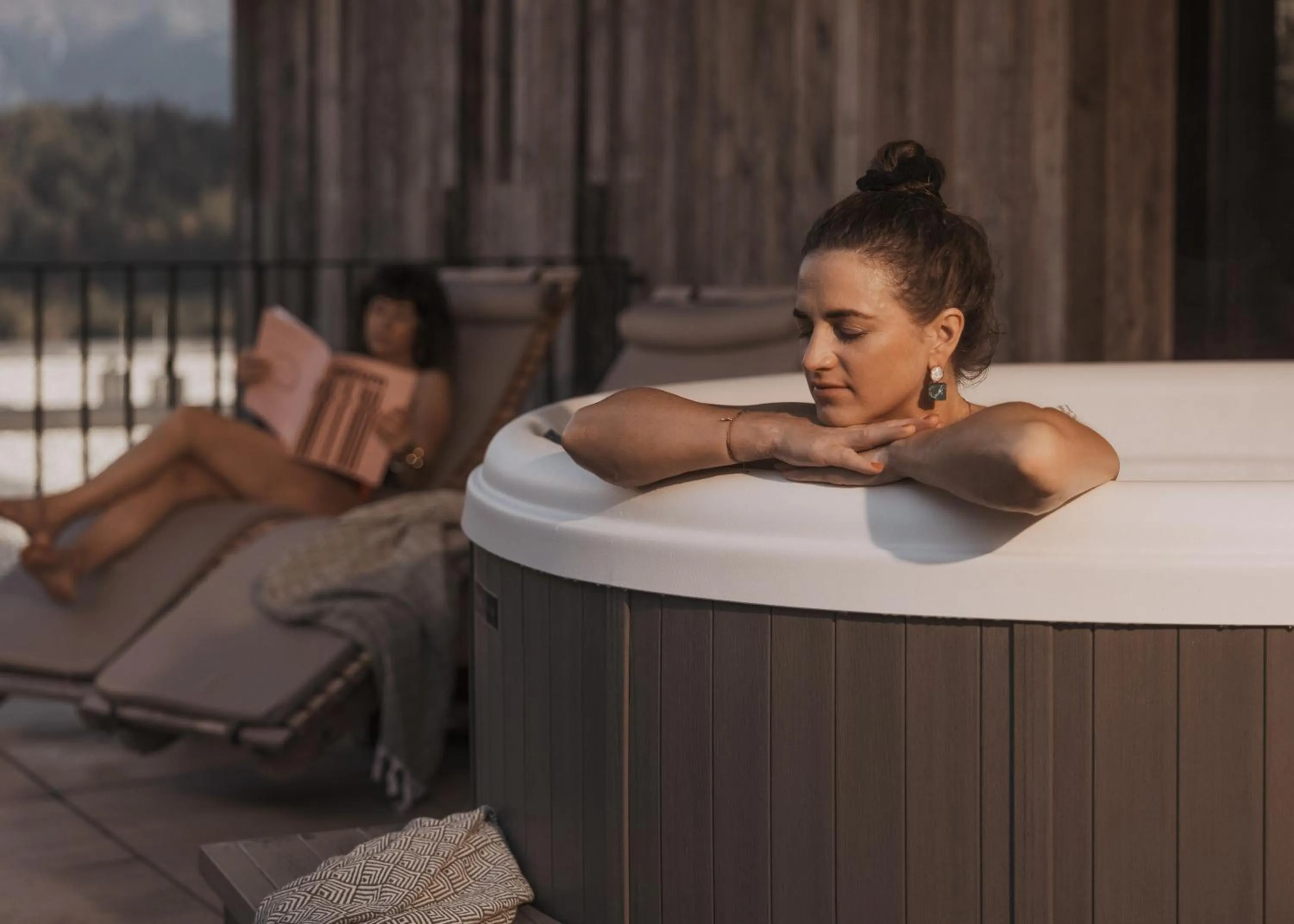 Hot Tub in GOING TRIPLE A apartments WEST