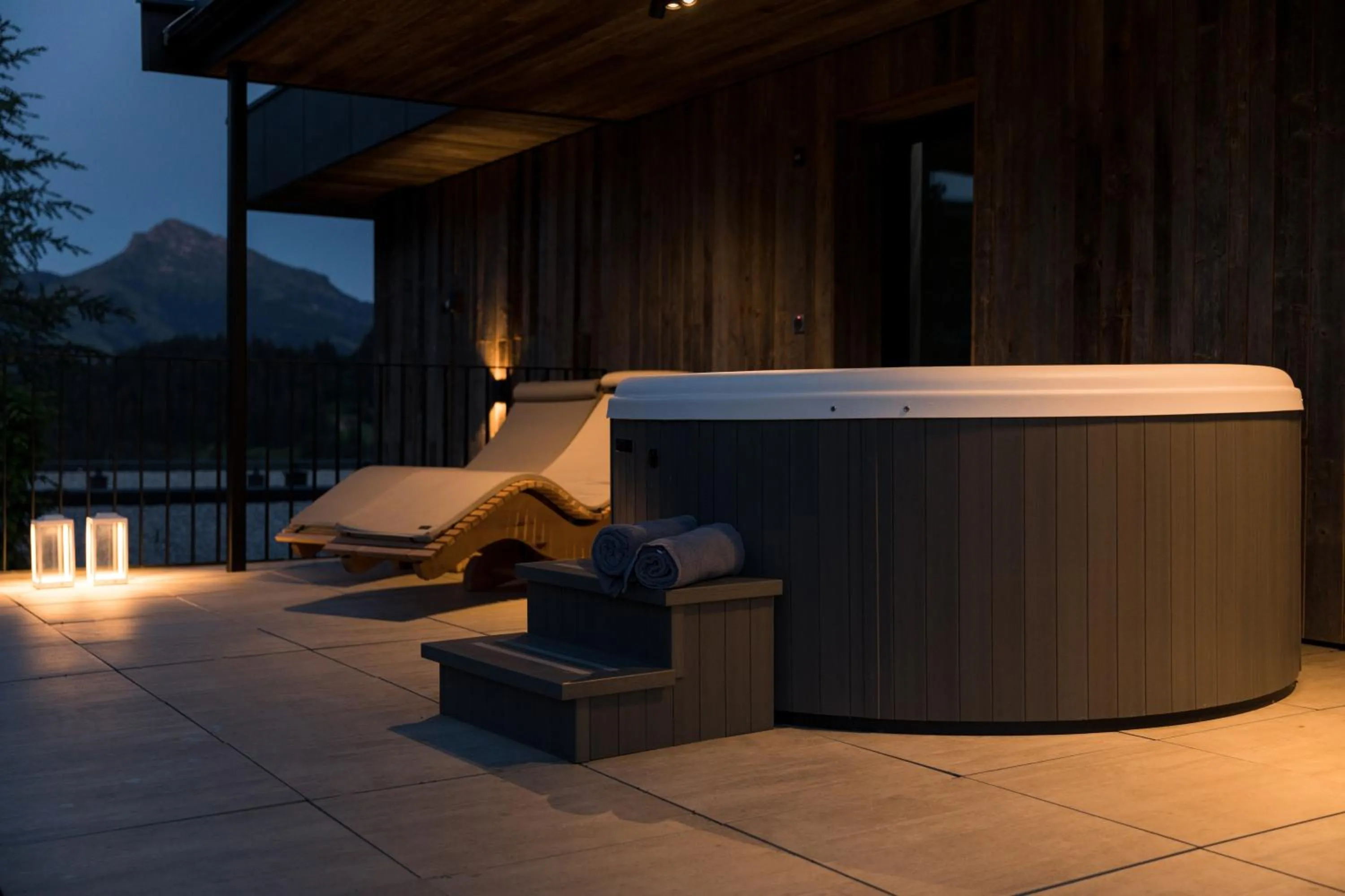 Hot Tub in GOING TRIPLE A apartments WEST