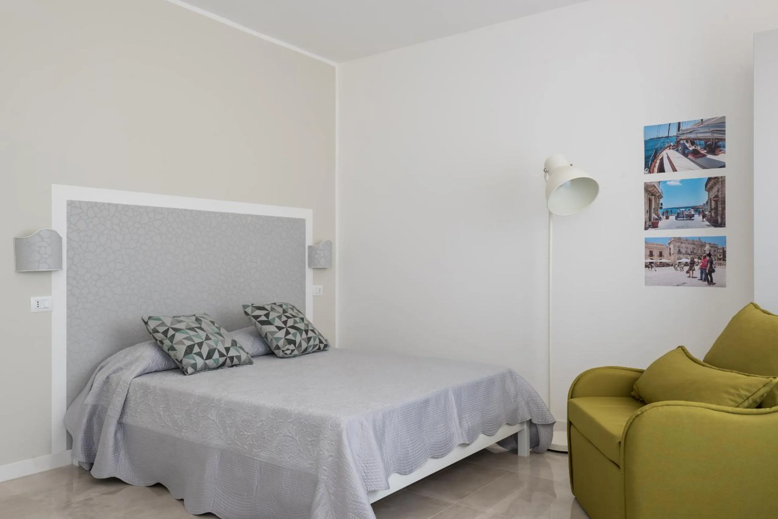 Bedroom, Bed in Wonderful Italy Suites