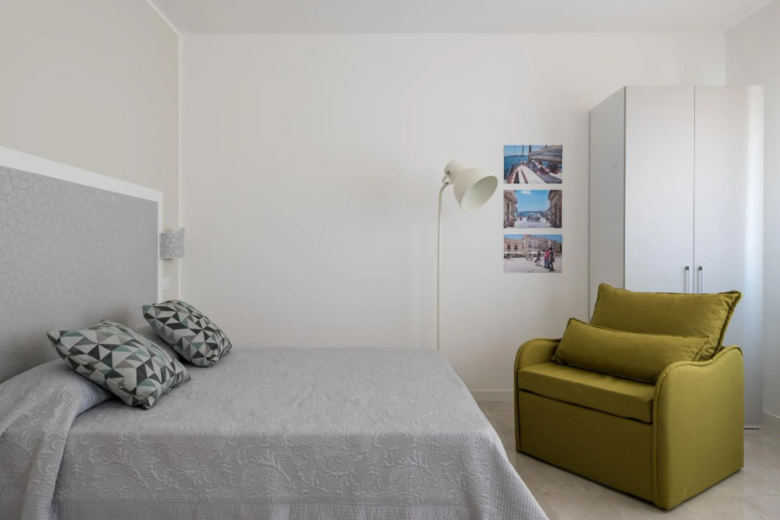Bedroom, Bed in Wonderful Italy Suites