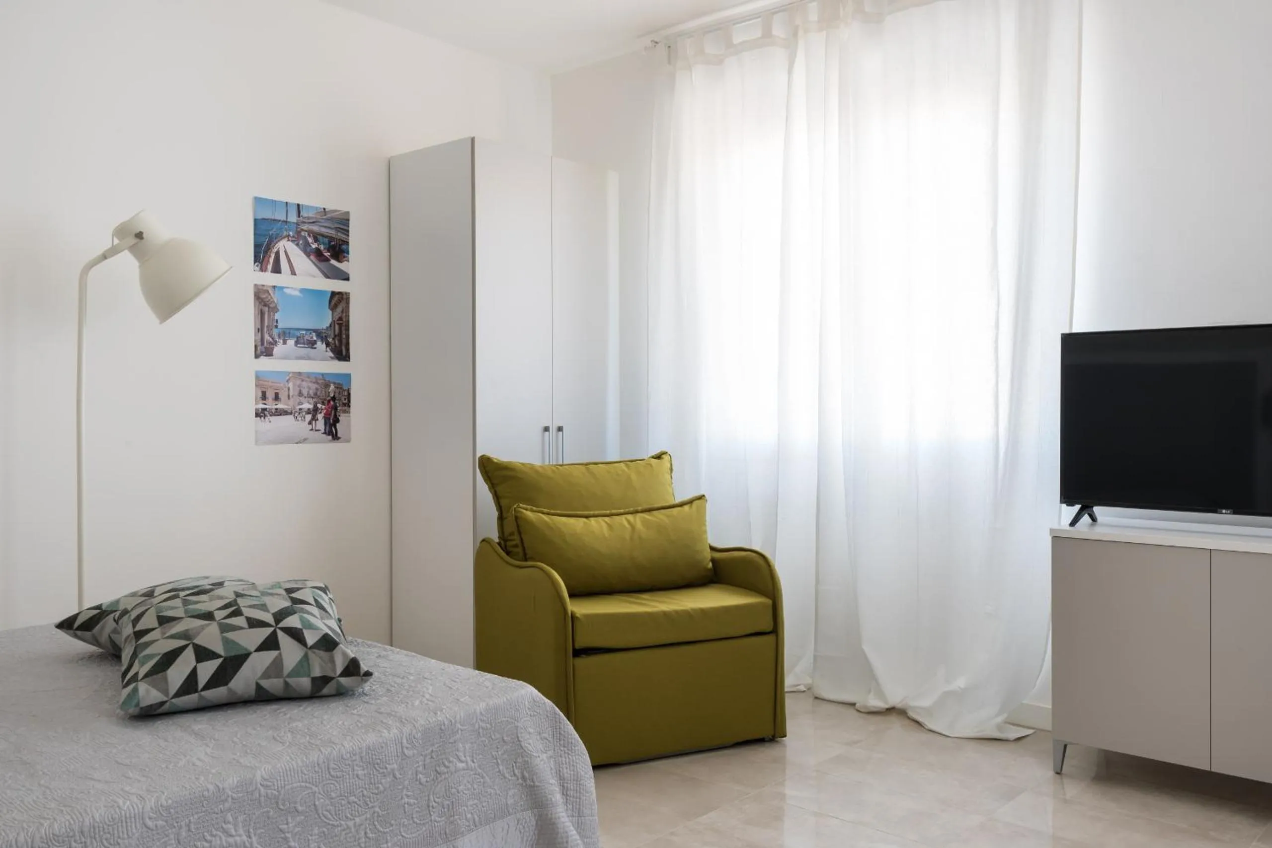 Bedroom, Bed in Wonderful Italy Suites